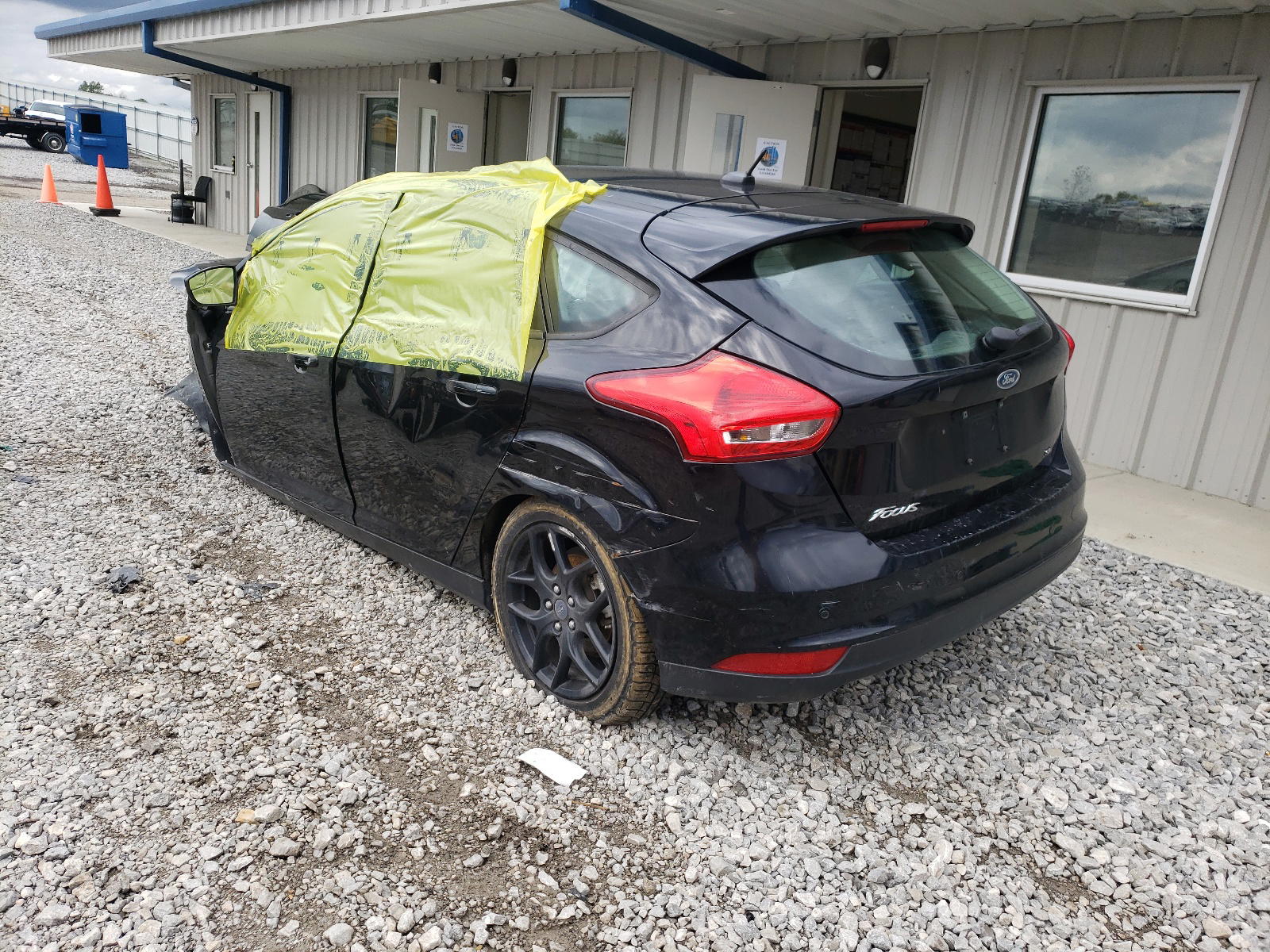 Photo 3 from auction – 2016 FORD FOCUS SE with VIN 1FADP3K29GL326147