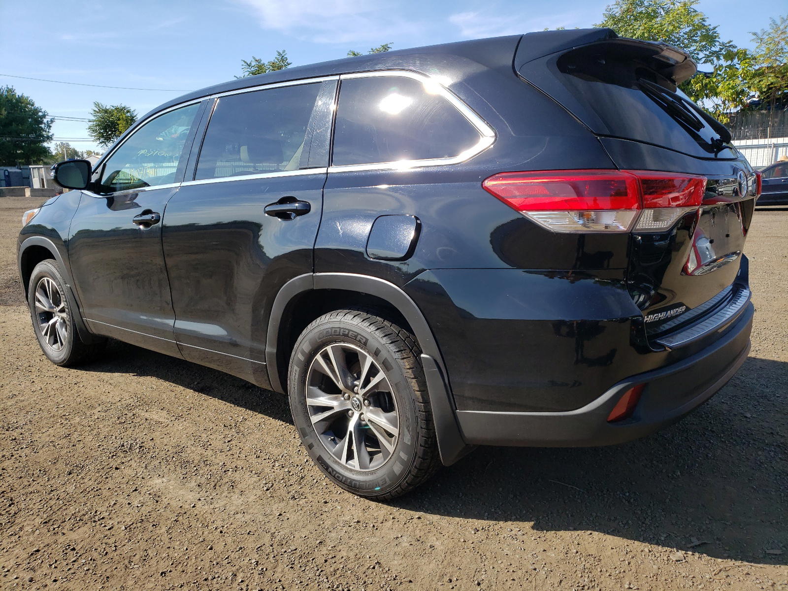 Photo 15 from auction – 2018 TOYOTA HIGHLANDER with VIN 5TDBZRFH0JS898520