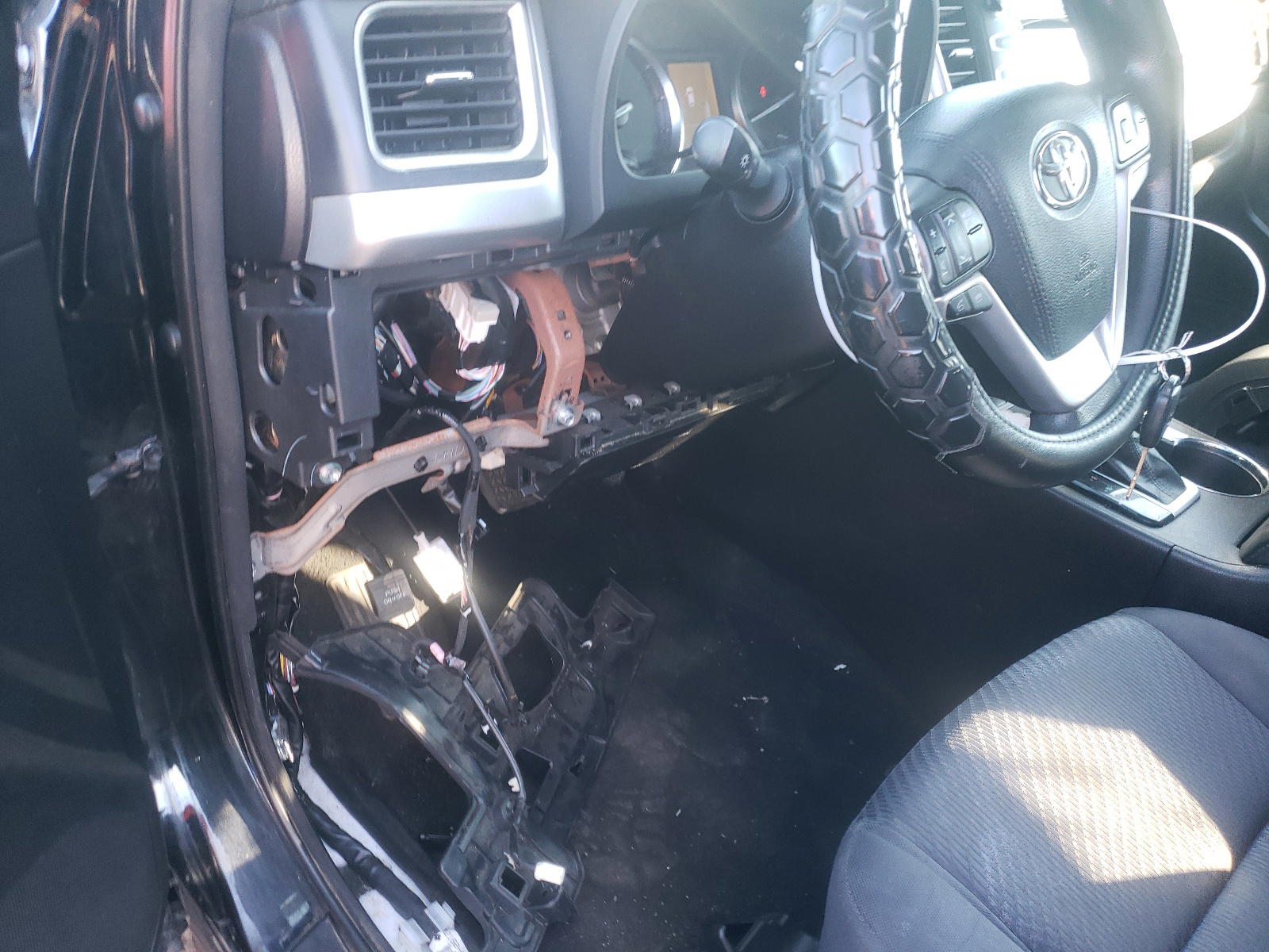 Photo 9 from auction – 2015 TOYOTA HIGHLANDER with VIN 5TDBKRFH6FS138040