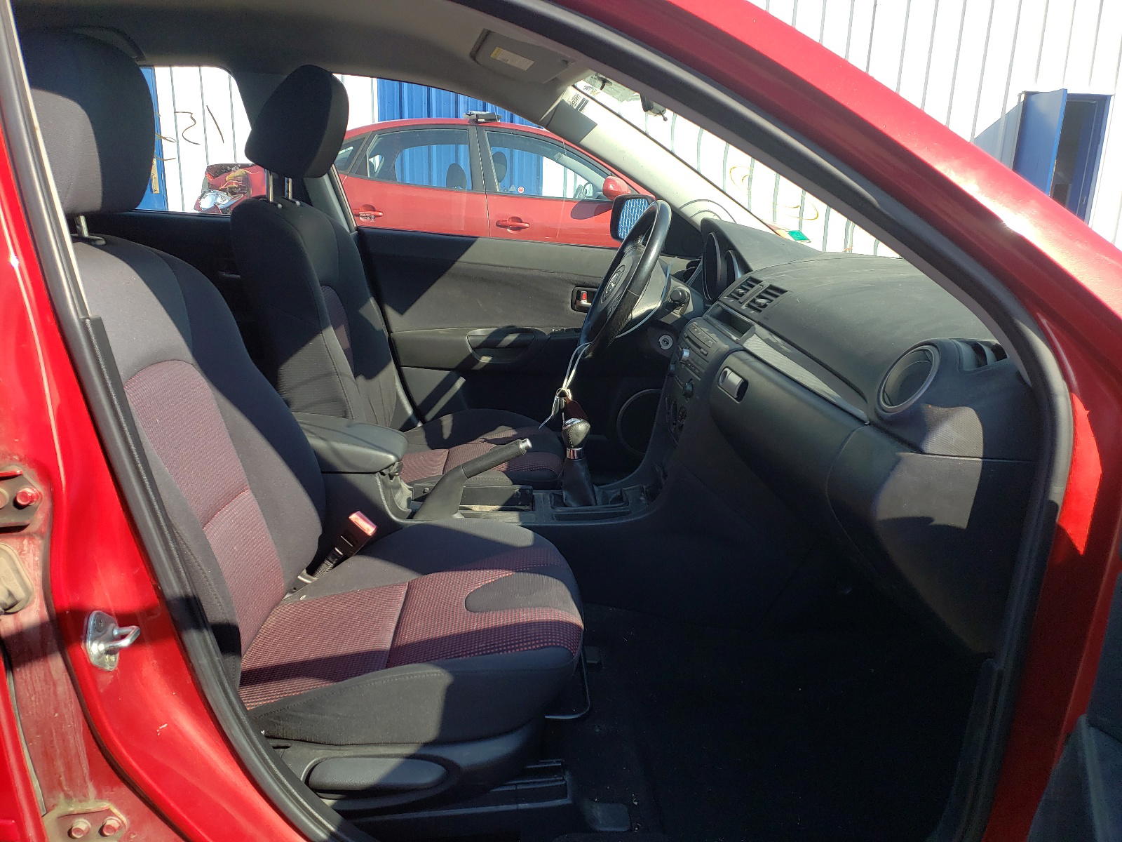 Photo 5 from auction – 2005 MAZDA 3 HATCHBAC with VIN JM1BK143151285869