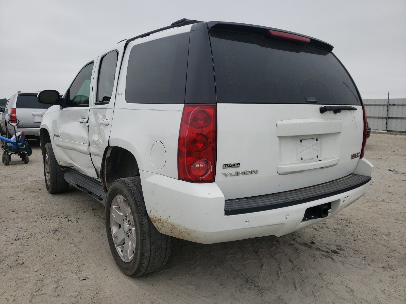 Photo 3 from auction – 2007 GMC YUKON with VIN 1GKFC13027R226747