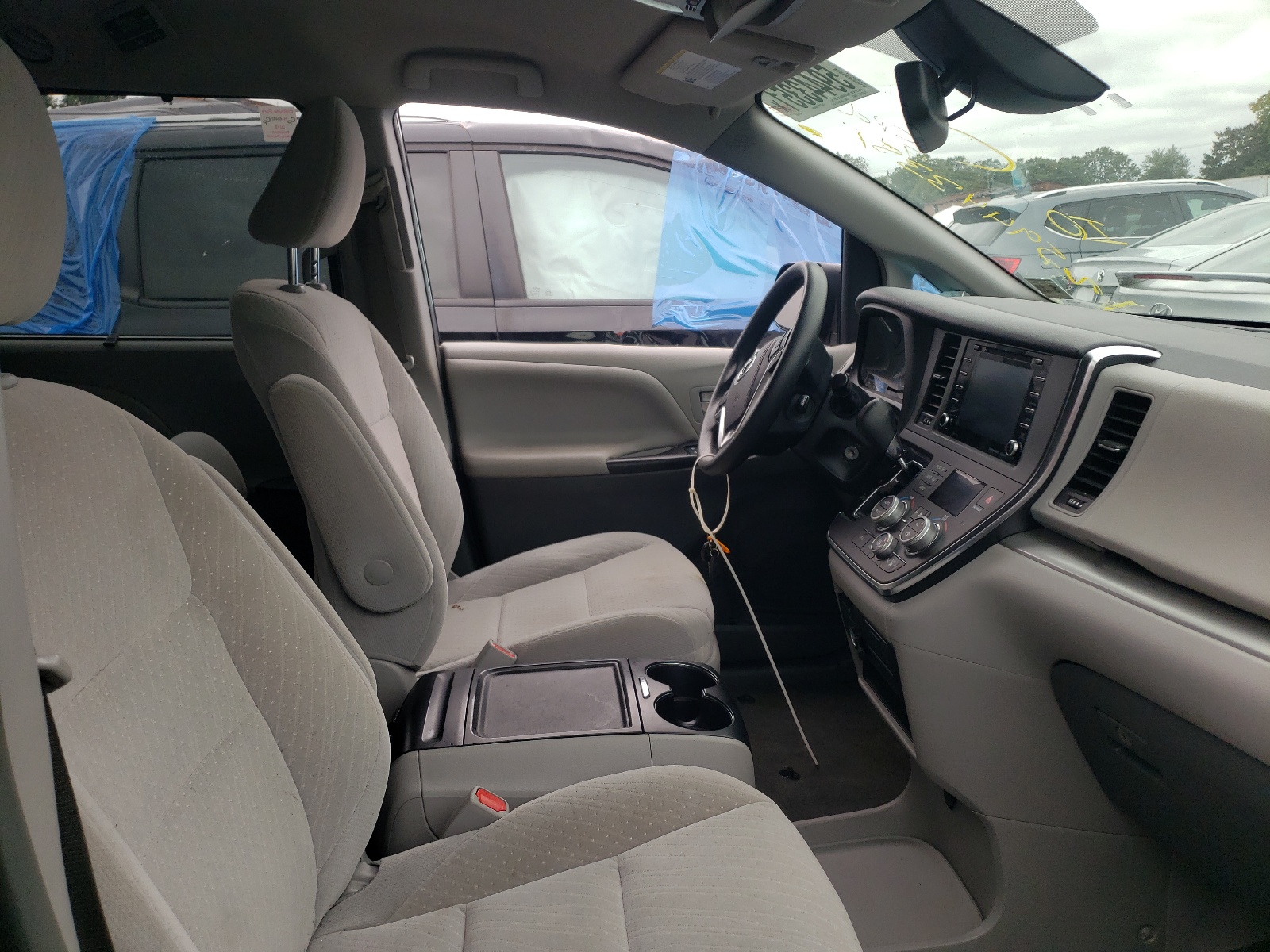 Photo 5 from auction – 2018 TOYOTA SIENNA LE with VIN 5TDKZ3DC8JS958242