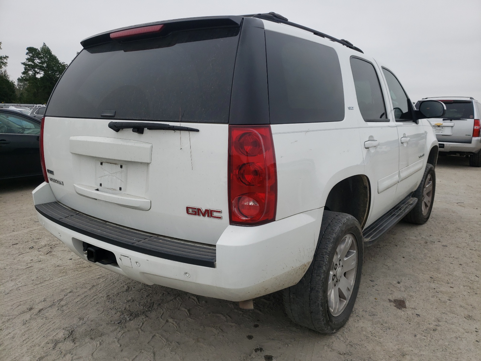 Photo 4 from auction – 2007 GMC YUKON with VIN 1GKFC13027R226747
