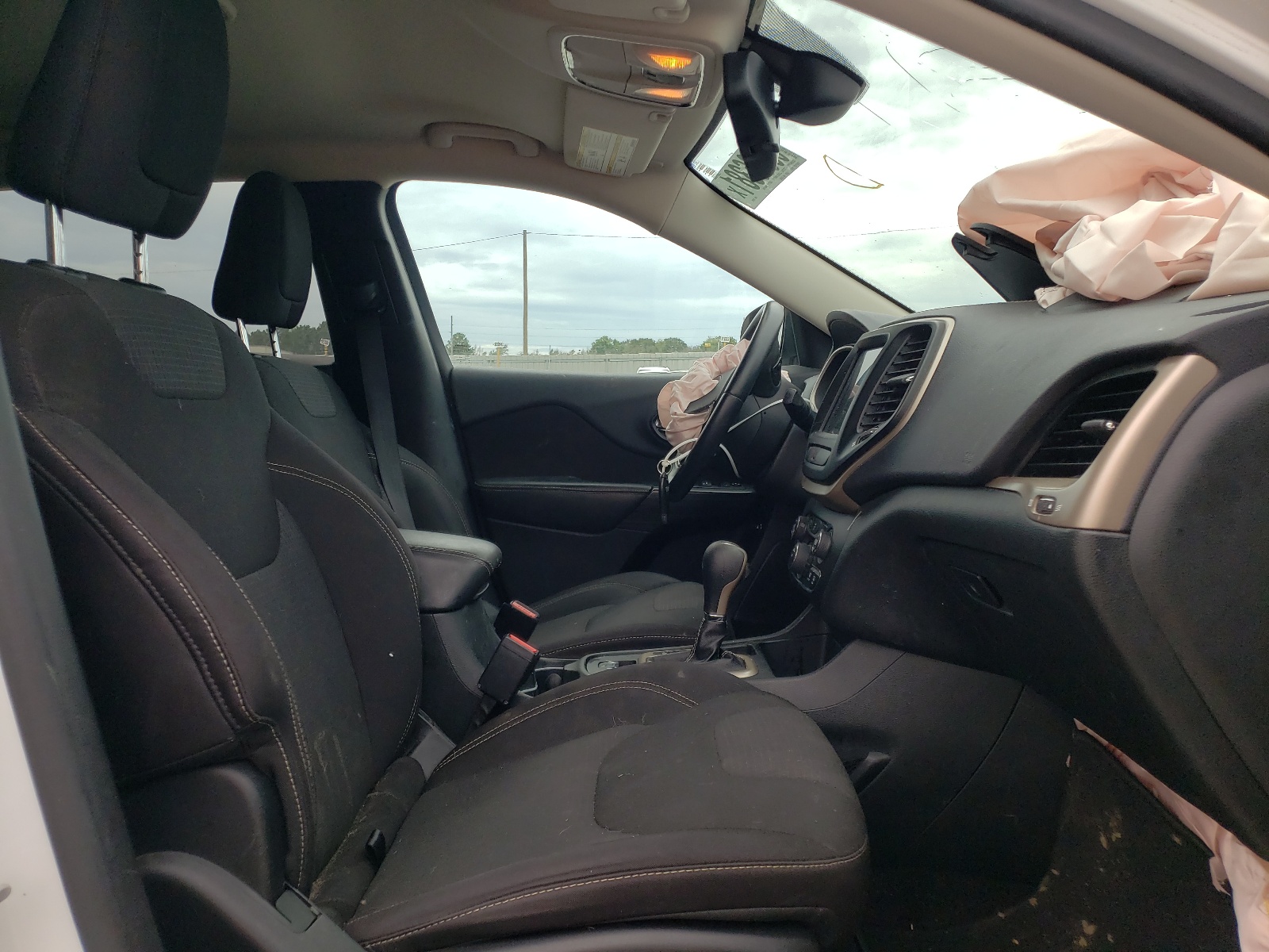 Photo 5 from auction – 2015 JEEP CHEROKEE L with VIN 1C4PJLCB8FW707928