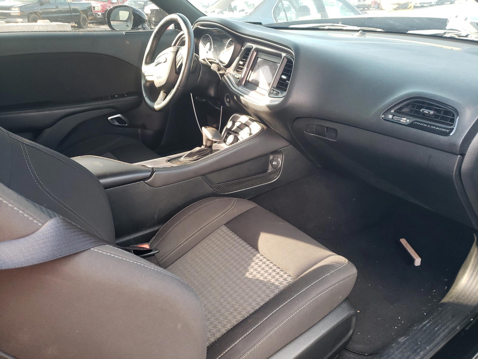 Photo 5 from auction – 2019 DODGE CHALLENGER with VIN 2C3CDZAG1KH687381