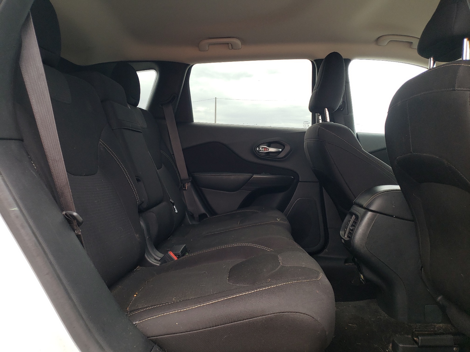 Photo 6 from auction – 2015 JEEP CHEROKEE L with VIN 1C4PJLCB8FW707928