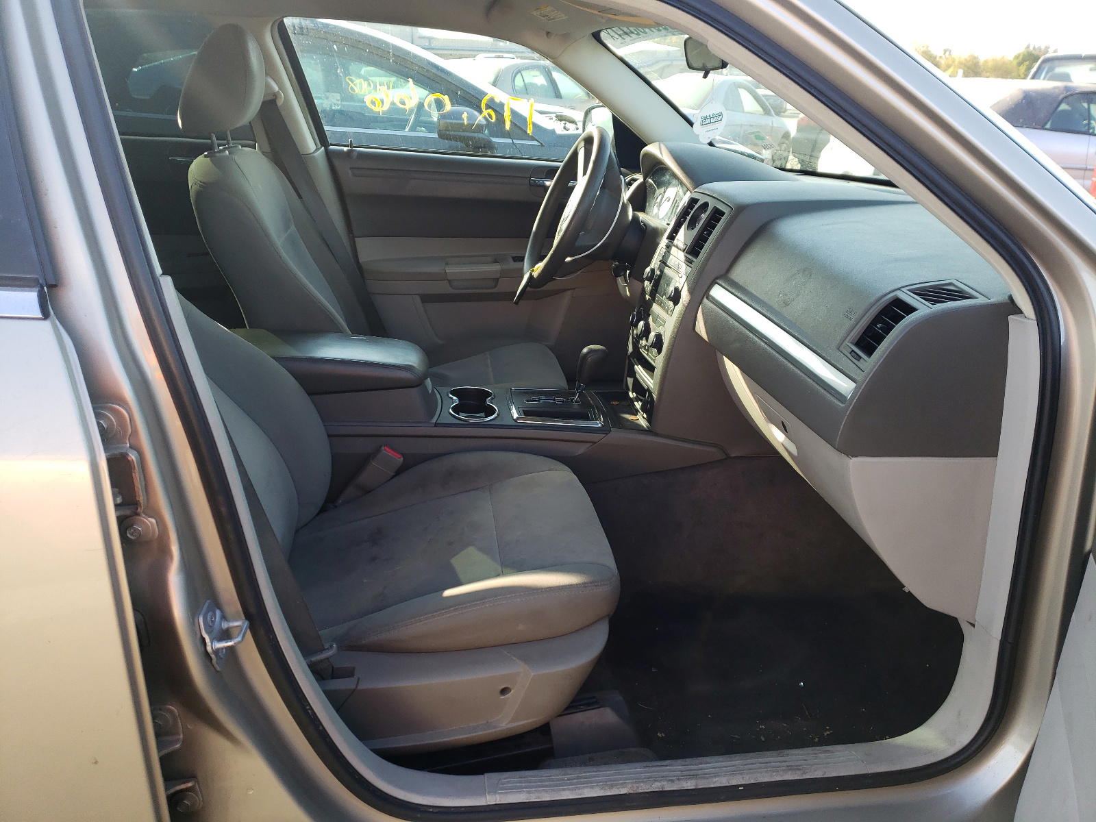Photo 5 from auction – 2008 CHRYSLER 300 LX with VIN 2C3KA43RX8H211631