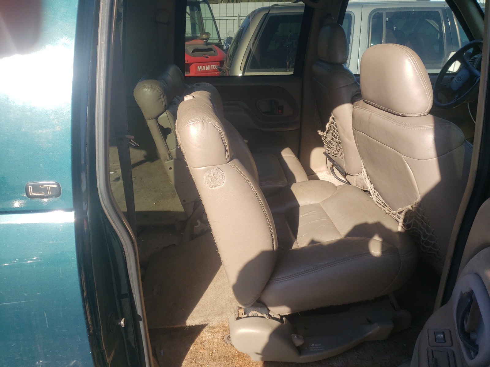 Photo 6 from auction – 1998 CHEVROLET SUBURBAN K with VIN 1GNFK16R4WJ355652