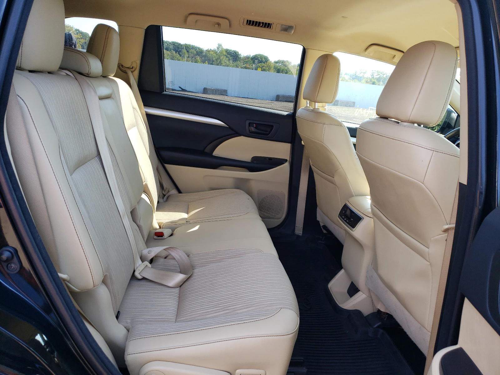 Photo 17 from auction – 2018 TOYOTA HIGHLANDER with VIN 5TDBZRFH0JS898520