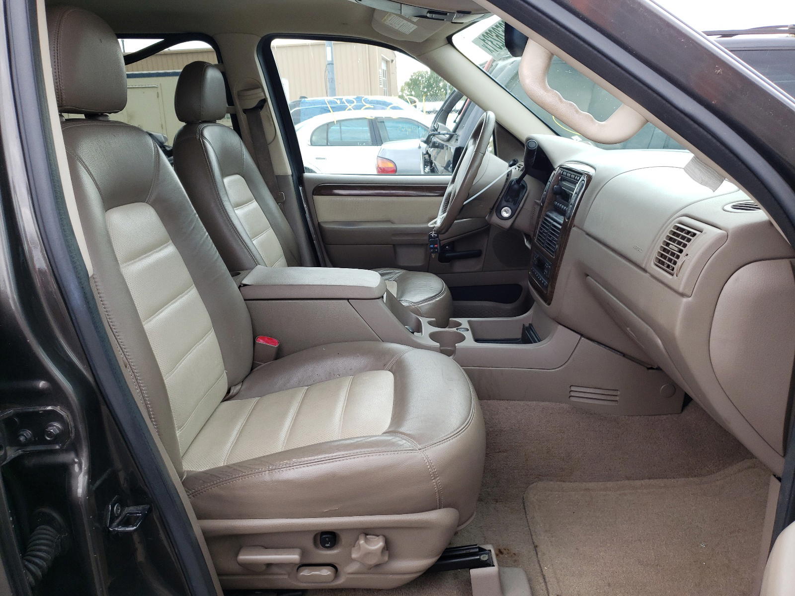 Photo 5 from auction – 2005 FORD EXPLORER E with VIN 1FMZU74W45UB37103