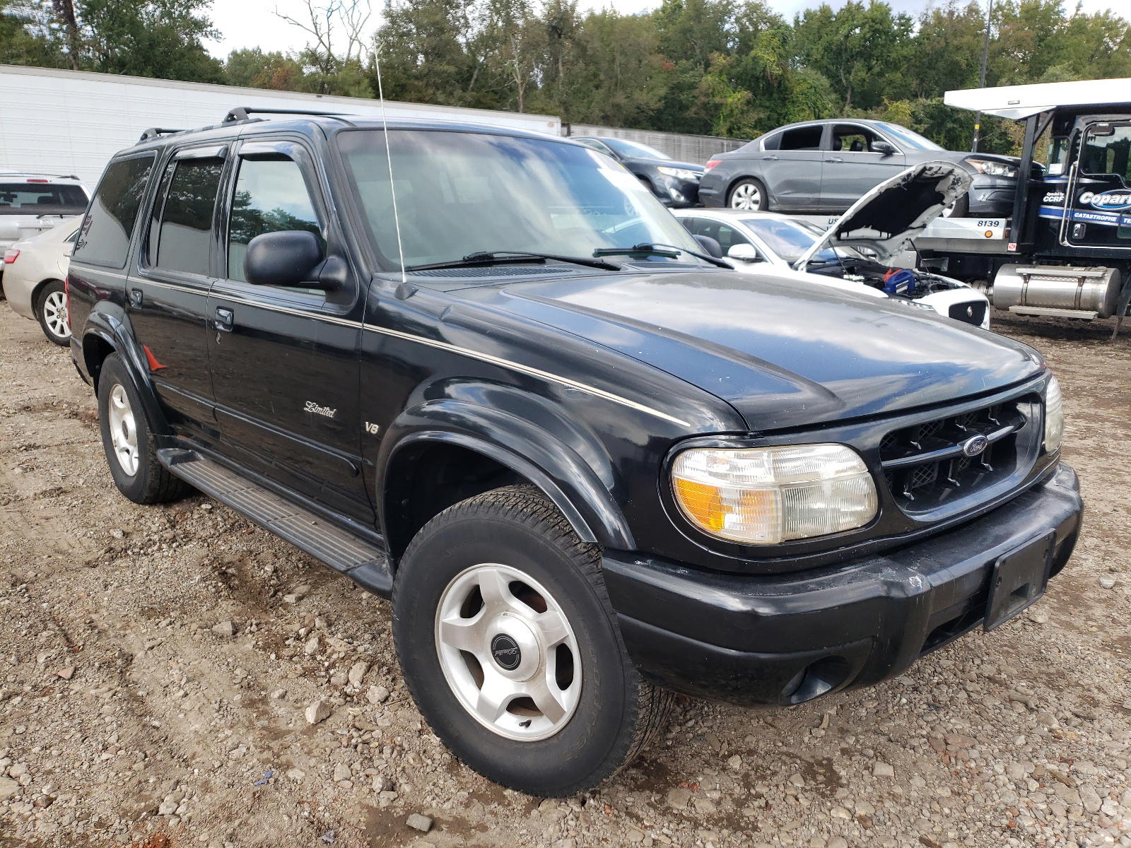 FORD EXPLORER L 2000 with VIN 1FMZU85P6YUB27173 - Photo from auction