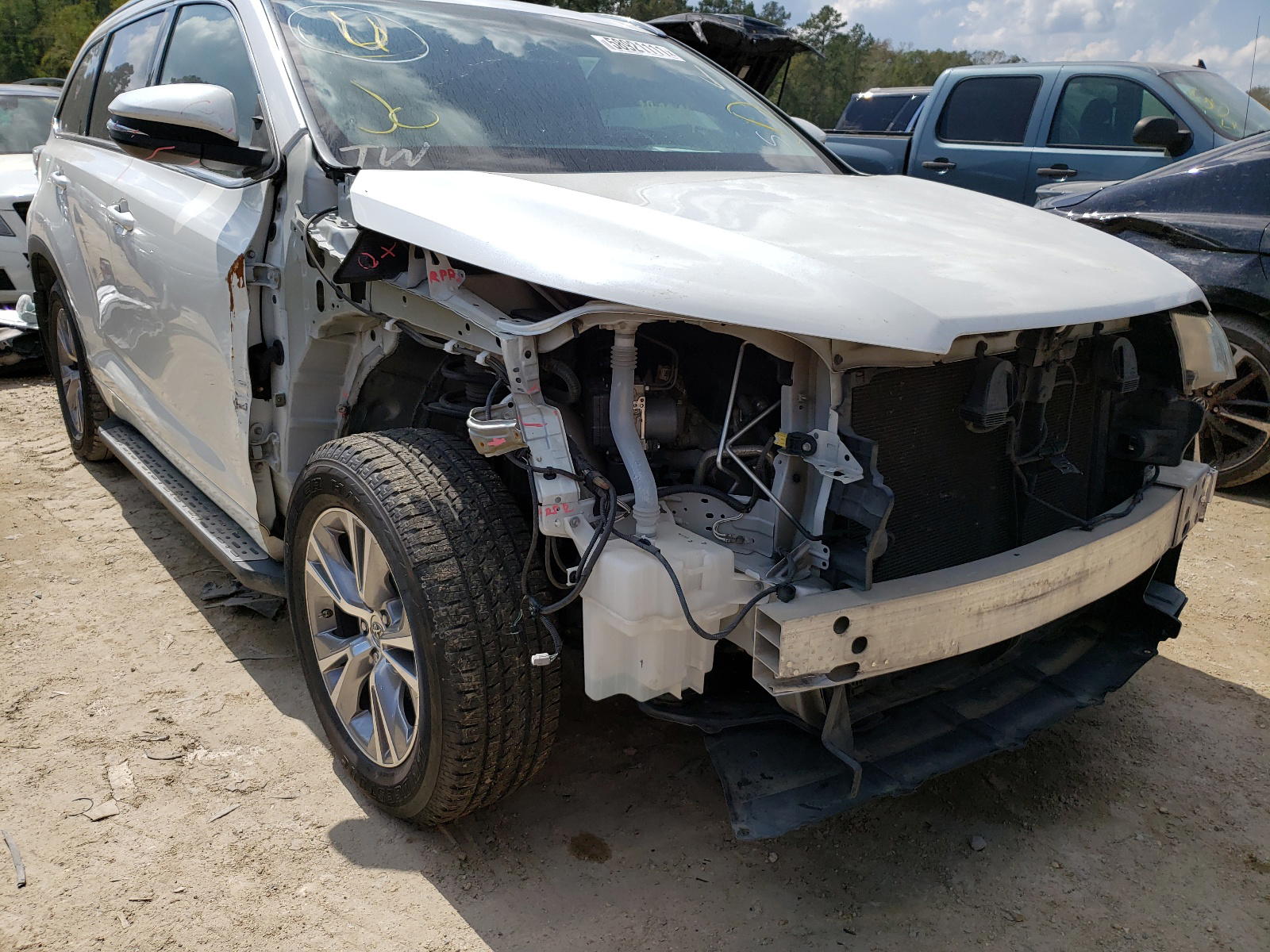 TOYOTA HIGHLANDER 2015 with VIN 5TDKKRFH5FS077991 - Photo from auction