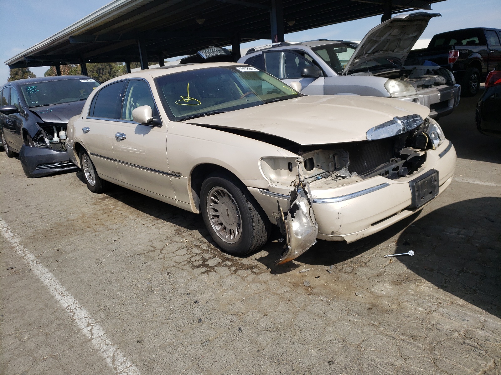 LINCOLN TOWN CAR C 2000 with VIN 1LNHM83W3YY902396 - Photo from auction