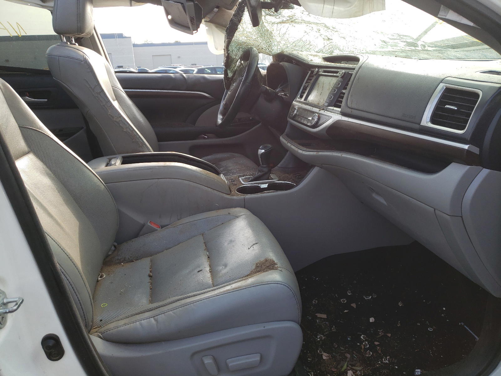 Photo 5 from auction – 2016 TOYOTA HIGHLANDER with VIN 5TDYKRFH3GS179513