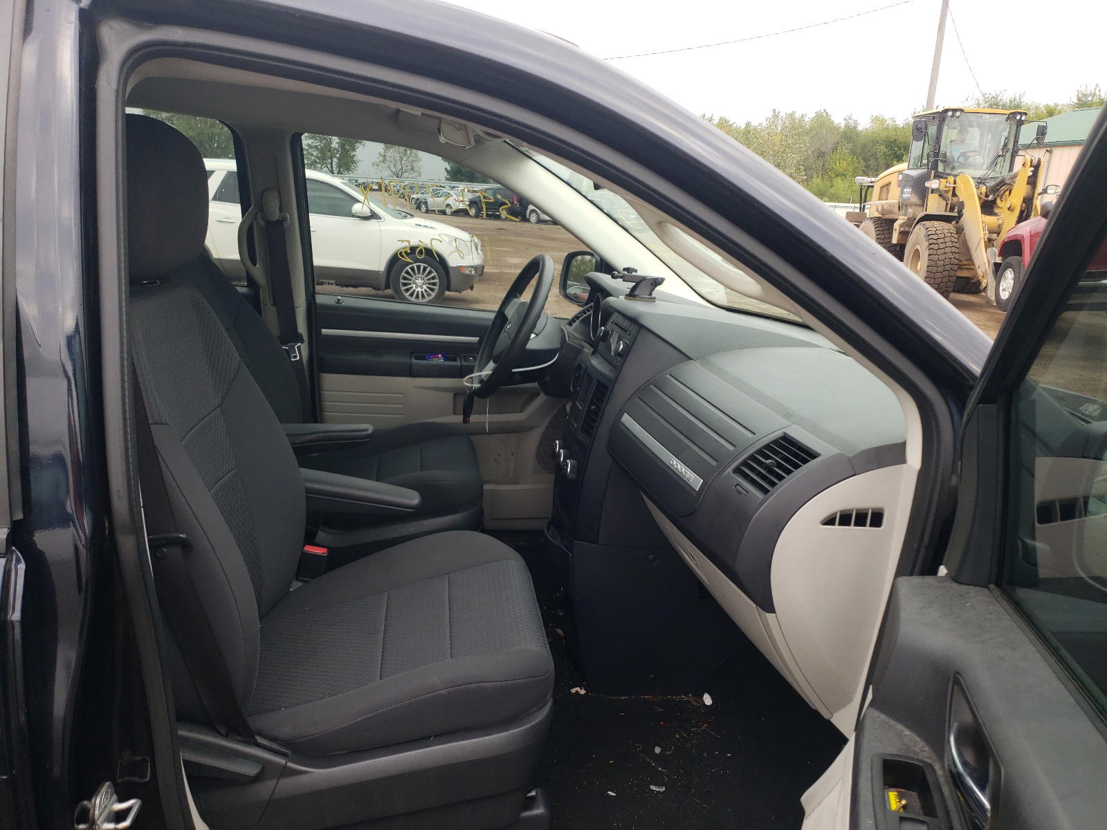 Photo 5 from auction – 2010 DODGE GRAND CARA with VIN 2D4RN4DE2AR489517