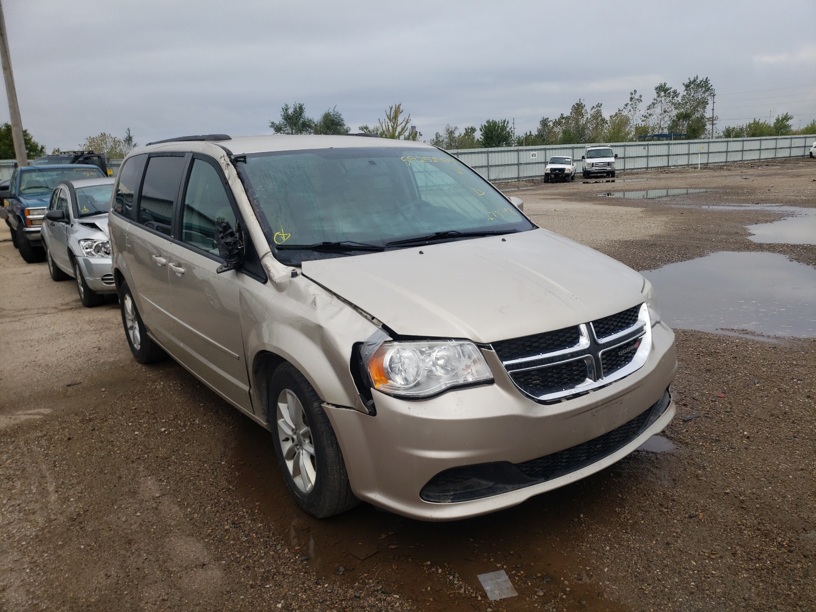 DODGE GRAND CARA 2014 مع رقم تعريف المركبة 2C4RDGCG2ER273743 - صورة من المزاد
