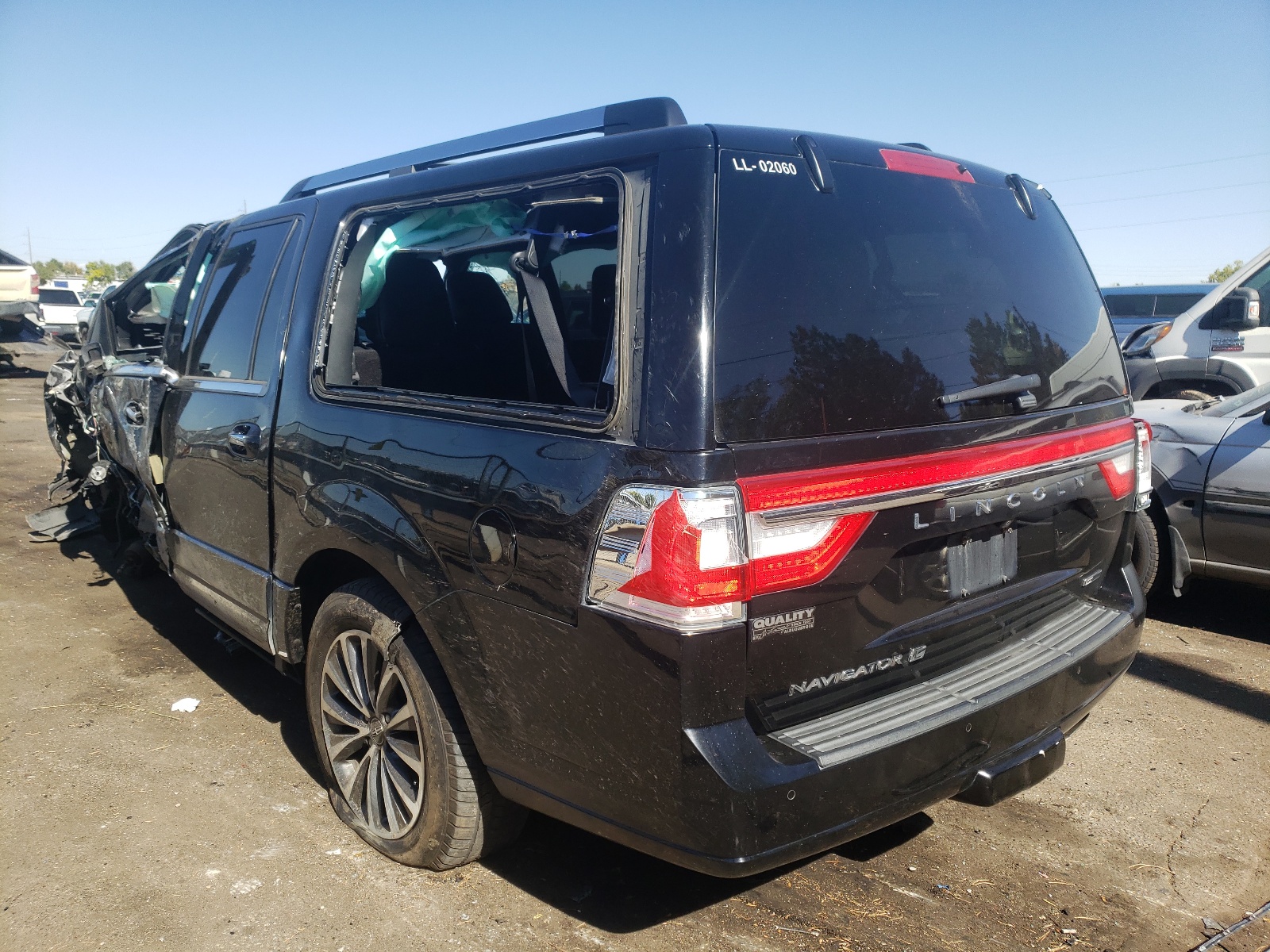 Photo 3 from auction – 2016 LINCOLN NAVIGATOR with VIN 5LMJJ3JT0GEL10201