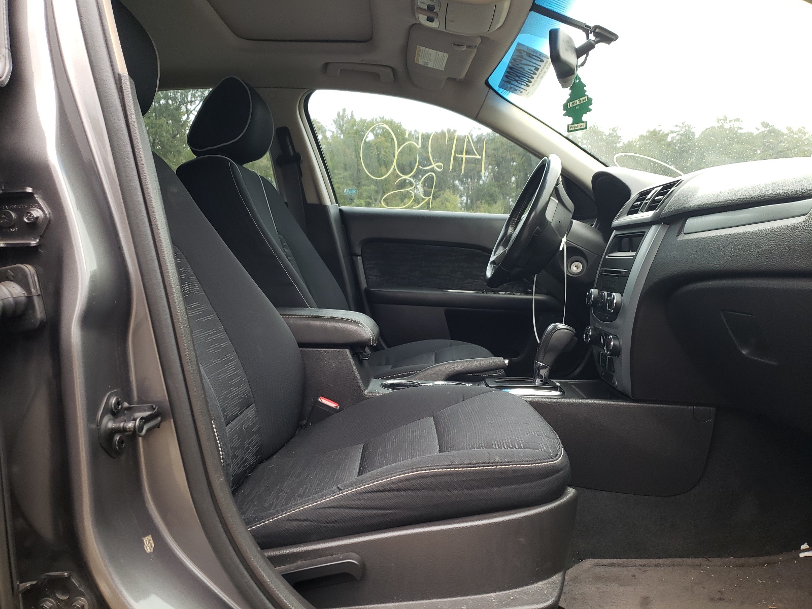 Photo 5 from auction – 2011 FORD FUSION SE with VIN 3FAHP0HA3BR241037