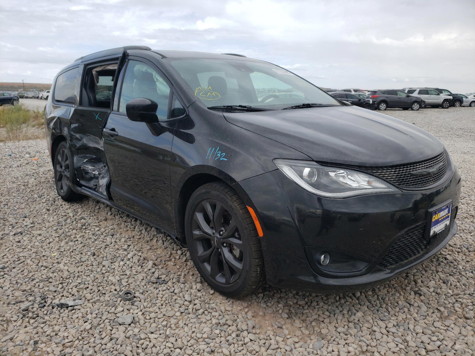 CHRYSLER PACIFICA T 2018 with VIN 2C4RC1BG4JR157066 - Photo from auction