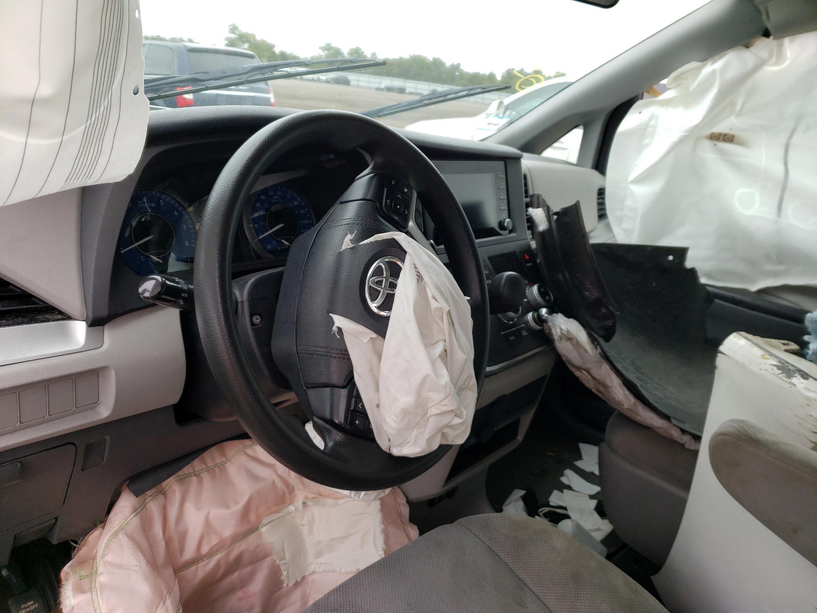 Photo 9 from auction – 2018 TOYOTA SIENNA L with VIN 5TDZZ3DC1JS945895
