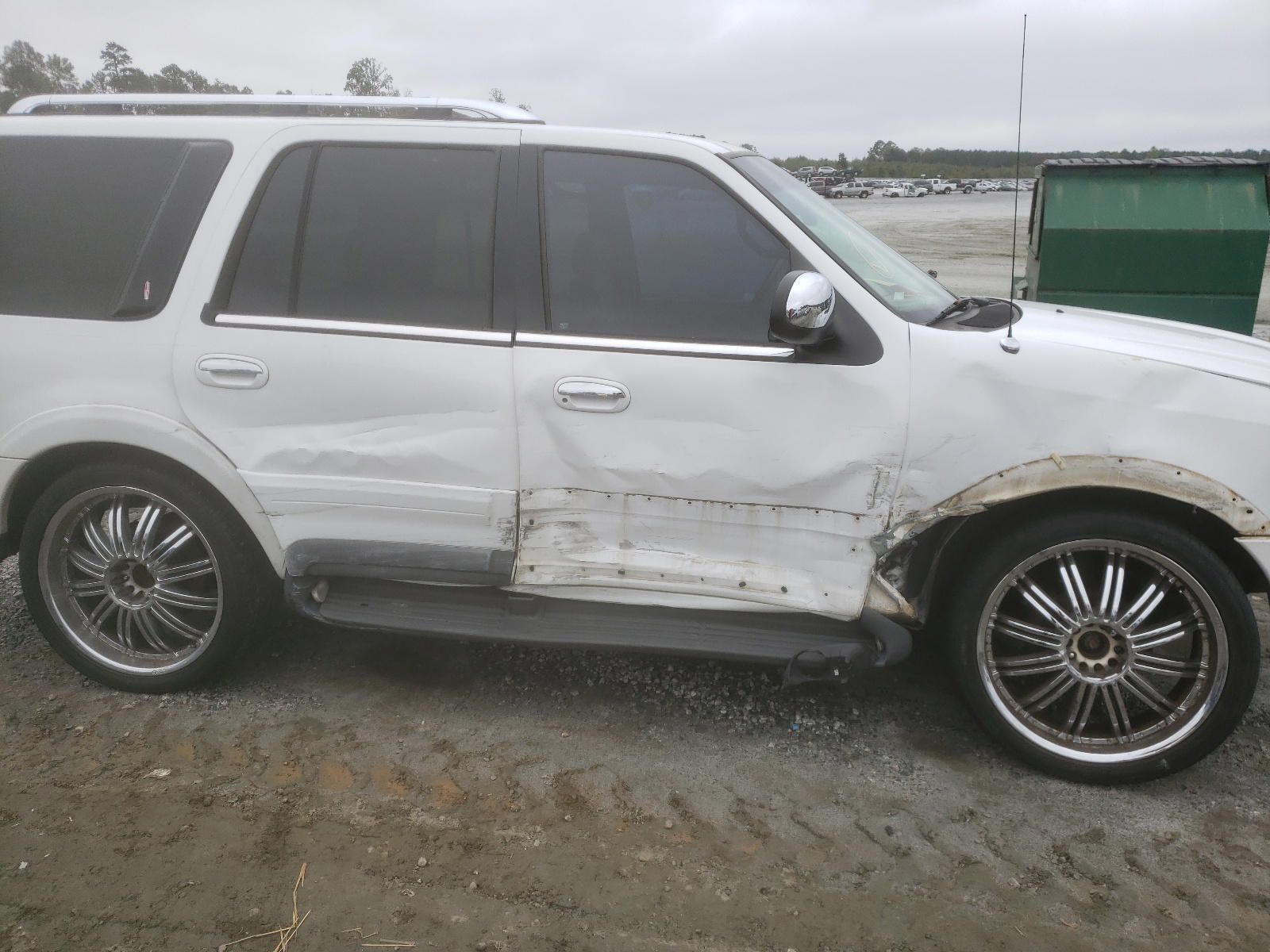 Photo 9 from auction – 1998 LINCOLN NAVIGATOR with VIN 5LMPU28L3WLJ42002