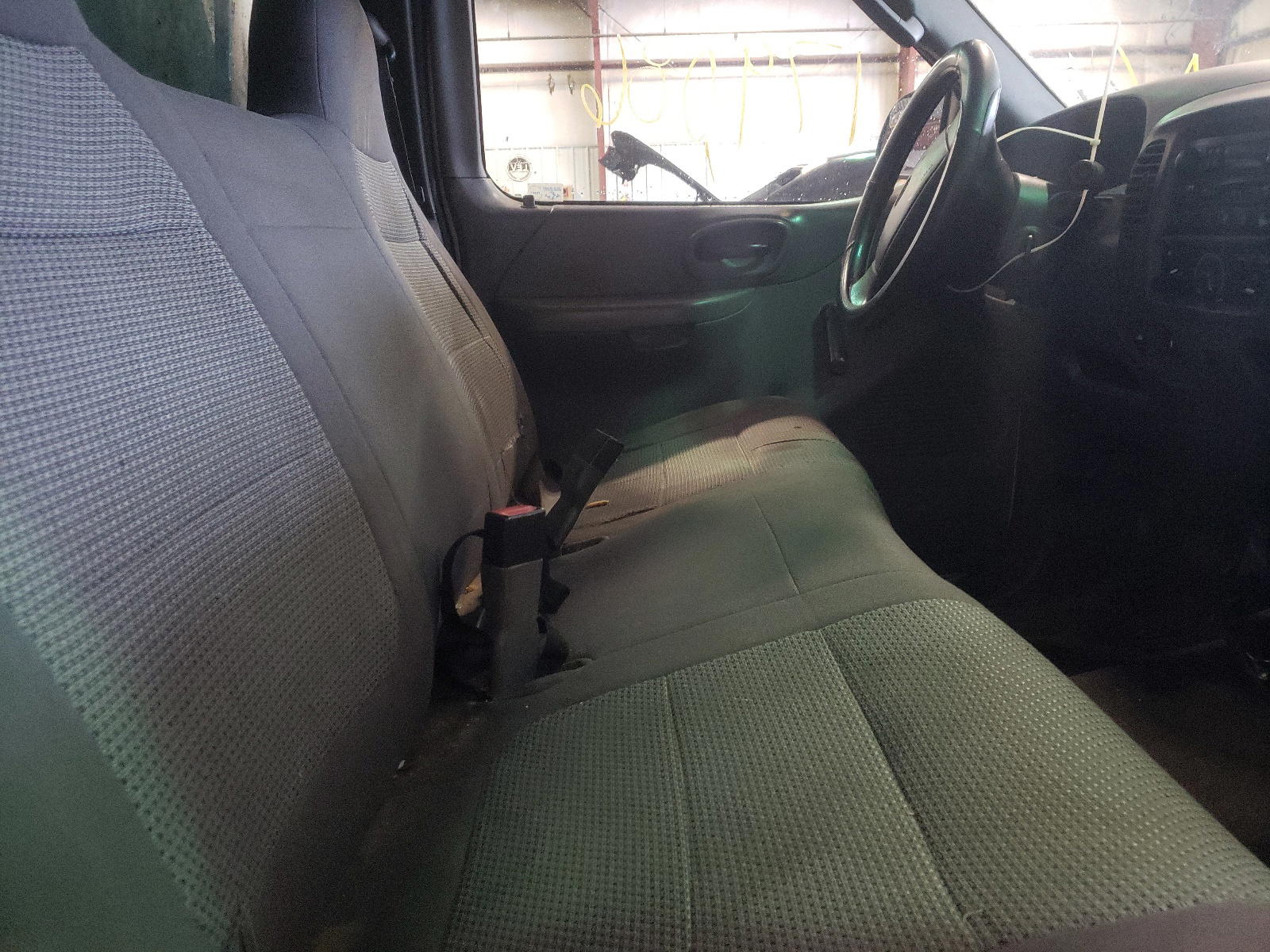 Photo 5 from auction – 2002 FORD F150 with VIN 1FTRF172X2NB39903