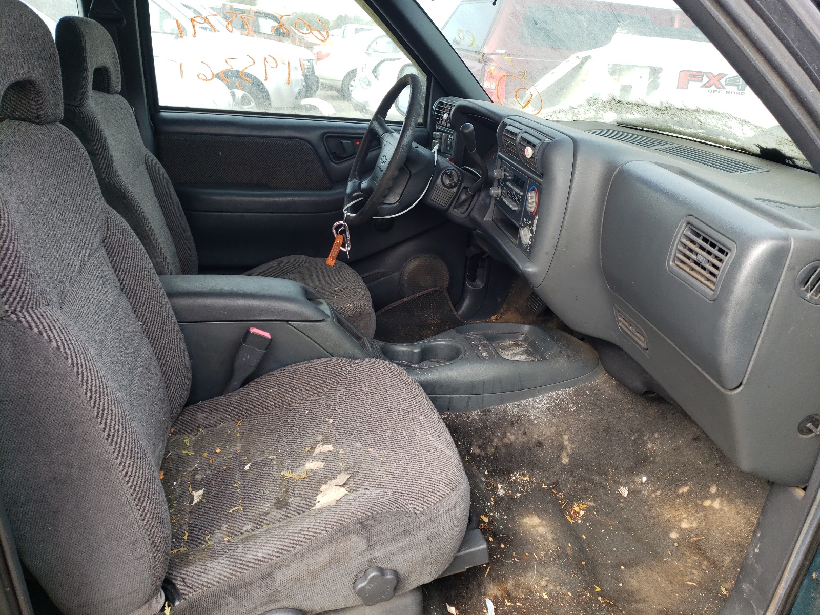 Photo 5 from auction – 1996 CHEVROLET S 10 with VIN 1GCCS19X2T8150209