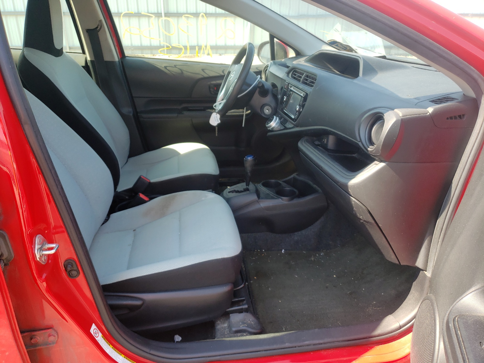 Photo 5 from auction – 2015 TOYOTA PRIUS C with VIN JTDKDTB35F1586056