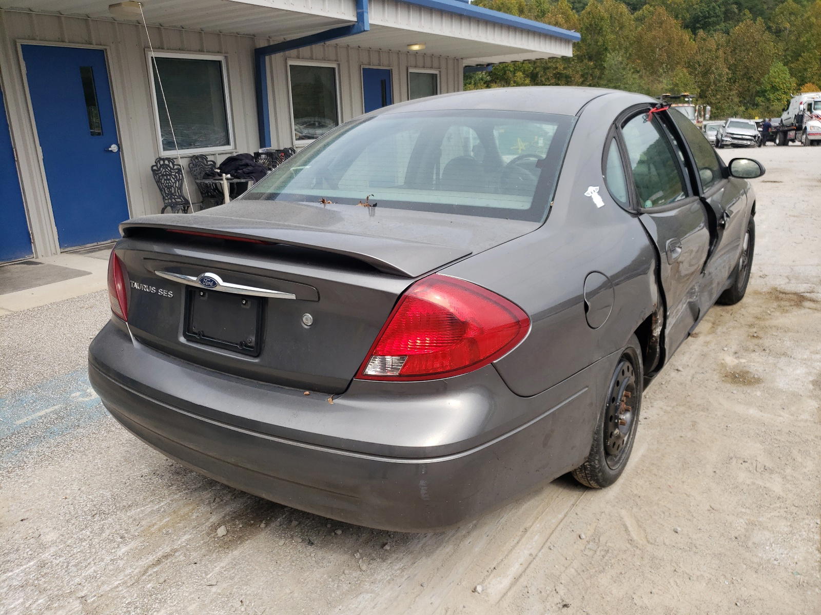 Photo 4 from auction – 2003 FORD TAURUS with VIN 1FAFP55SX3A125430