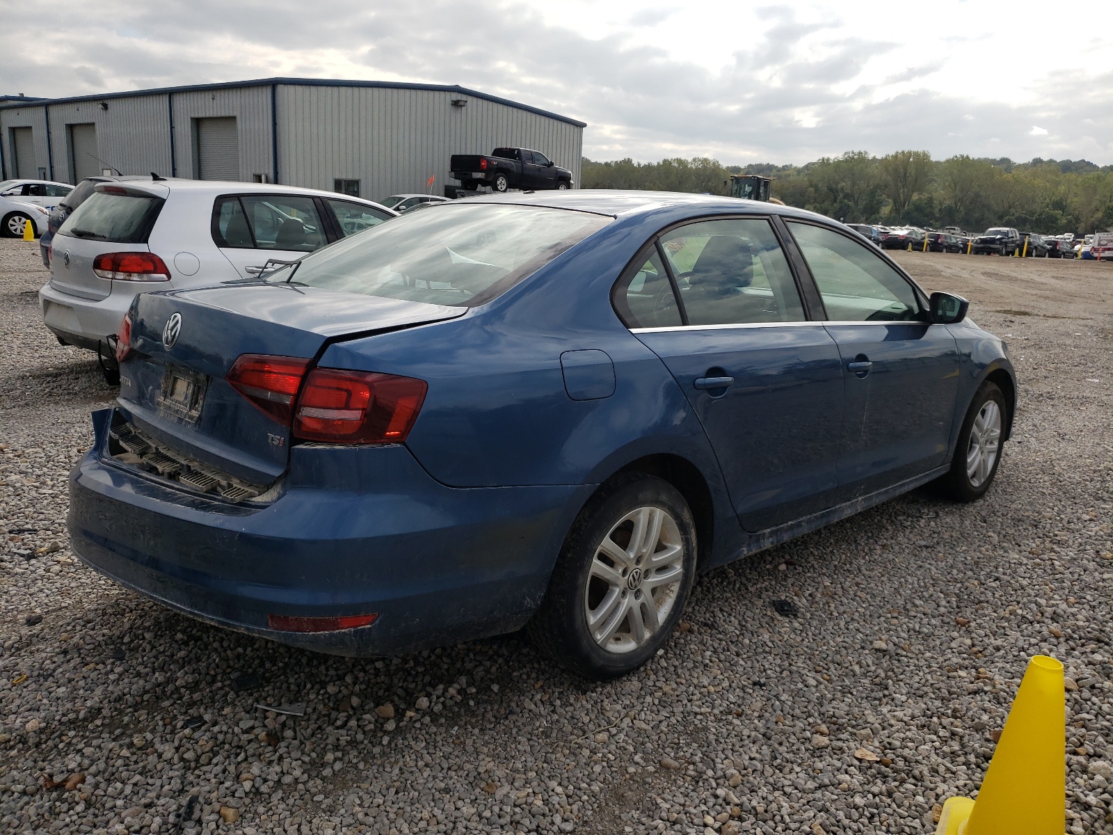 Photo 4 from auction – 2017 VOLKSWAGEN JETTA S with VIN 3VW2B7AJ3HM257226