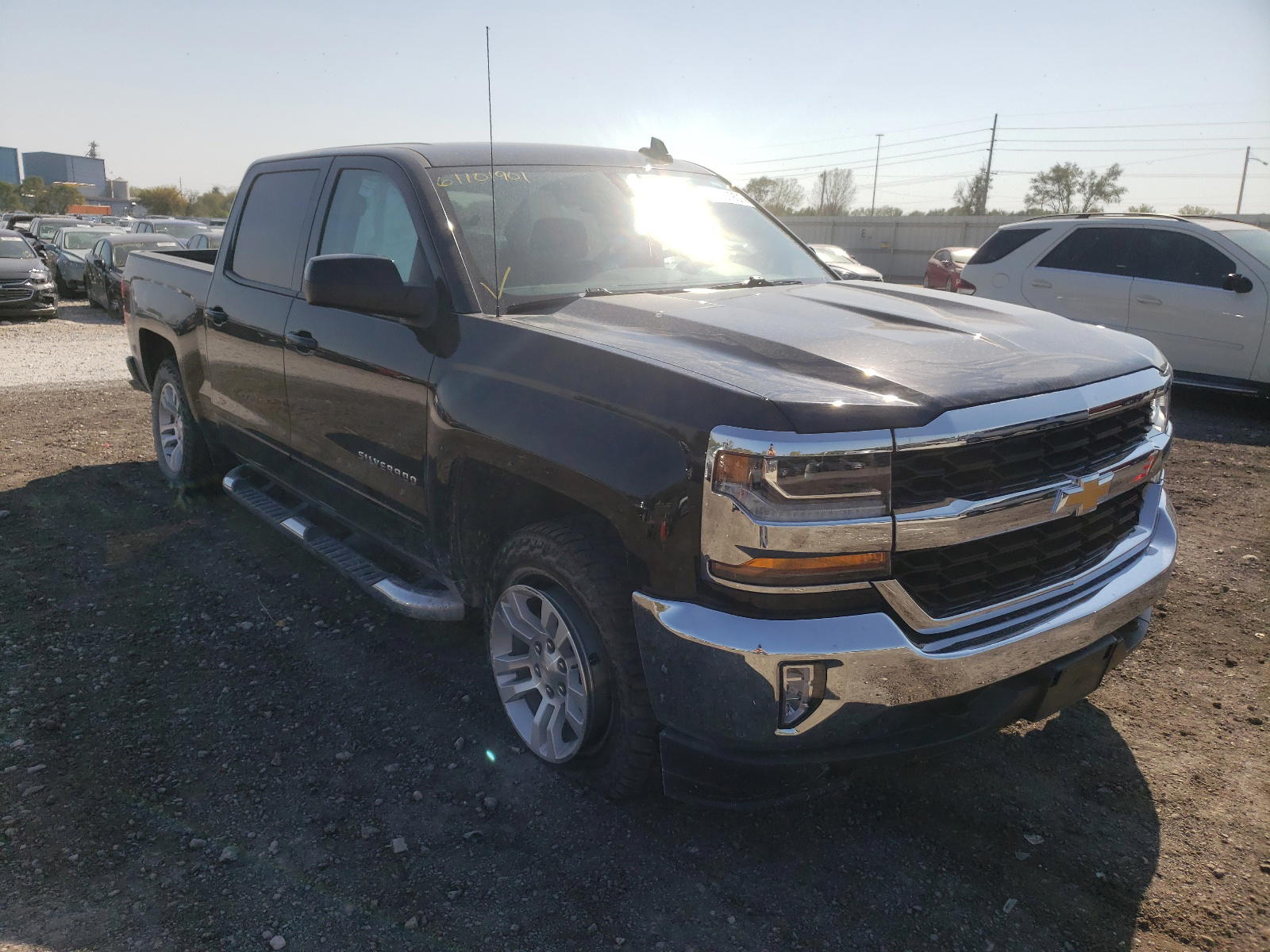 CHEVROLET SILVERADO 2018 with VIN 3GCUKREC1JG594629 - Photo from auction
