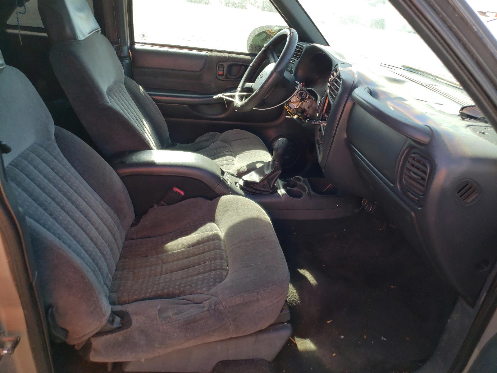 Photo 5 from auction – 2002 CHEVROLET BLAZER with VIN 1GNCS18W12K218274