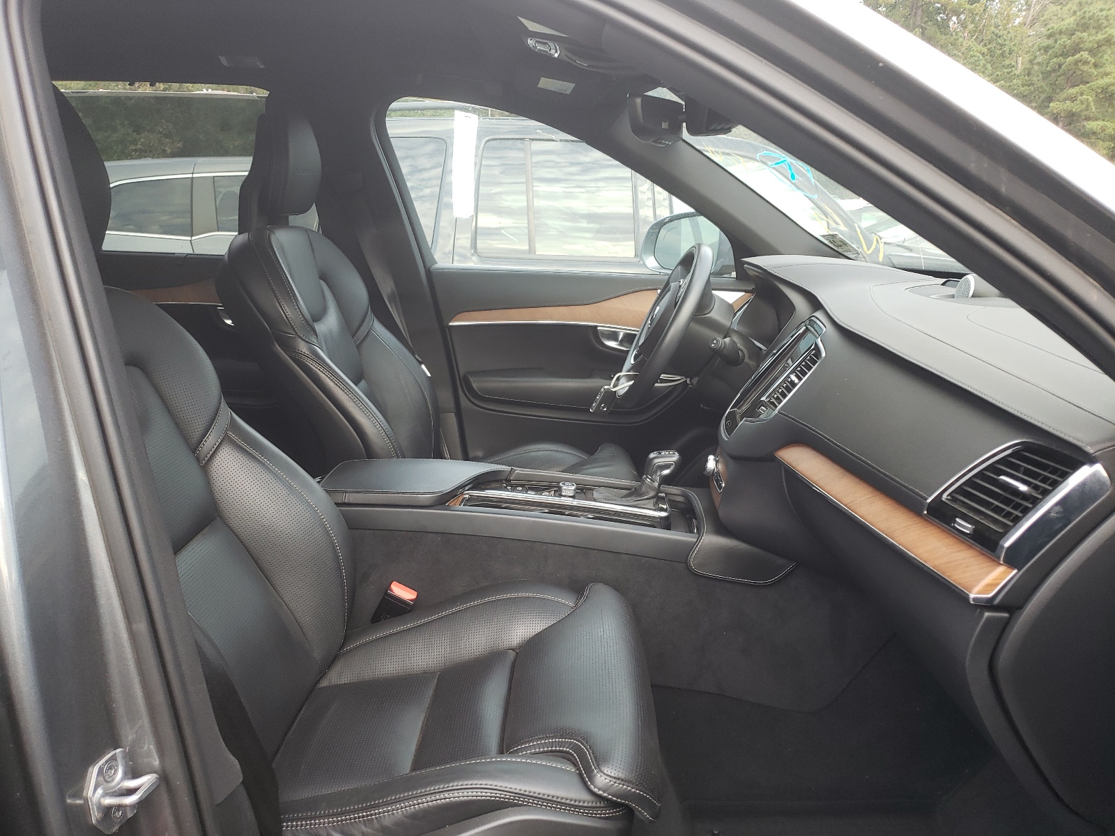 Photo 5 from auction – 2018 VOLVO XC90 T6 with VIN YV4A22PL4J1331733
