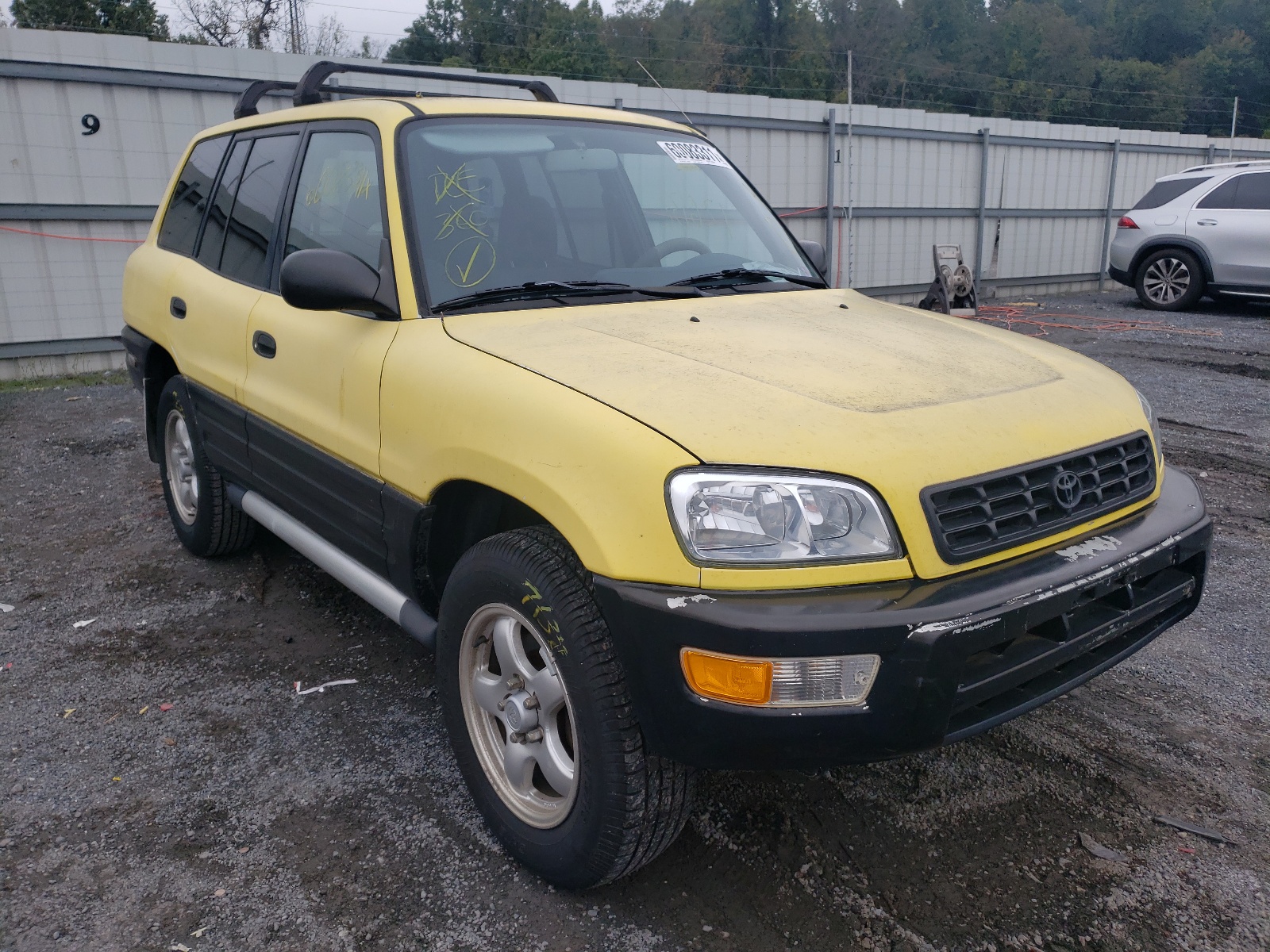 TOYOTA RAV4 1998 with VIN JT3GP10V7W0031352 - Photo from auction