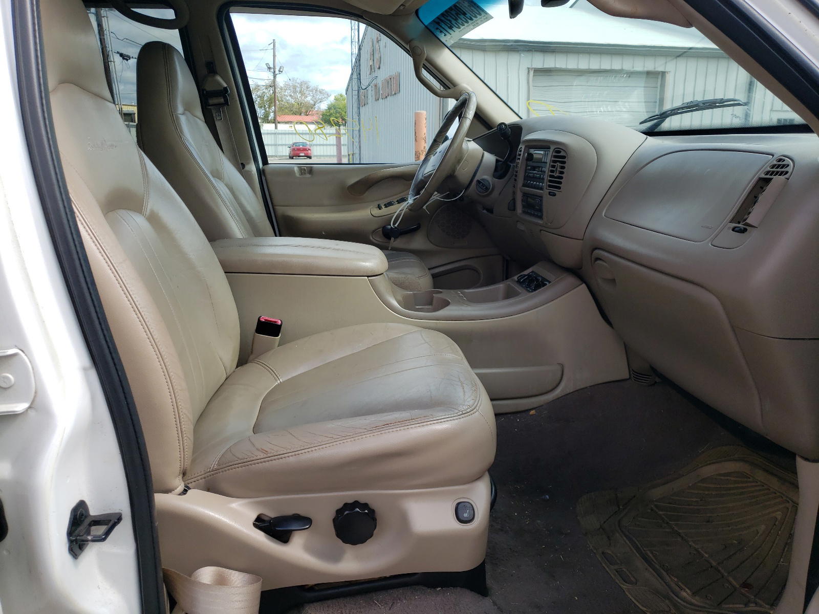 Photo 5 from auction – 2000 FORD EXPEDITION with VIN 1FMPU18L0YLA20875