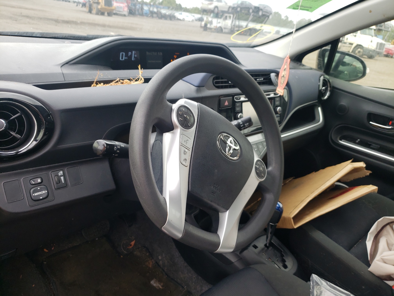 Photo 9 from auction – 2015 TOYOTA PRIUS C with VIN JTDKDTB33F1113711