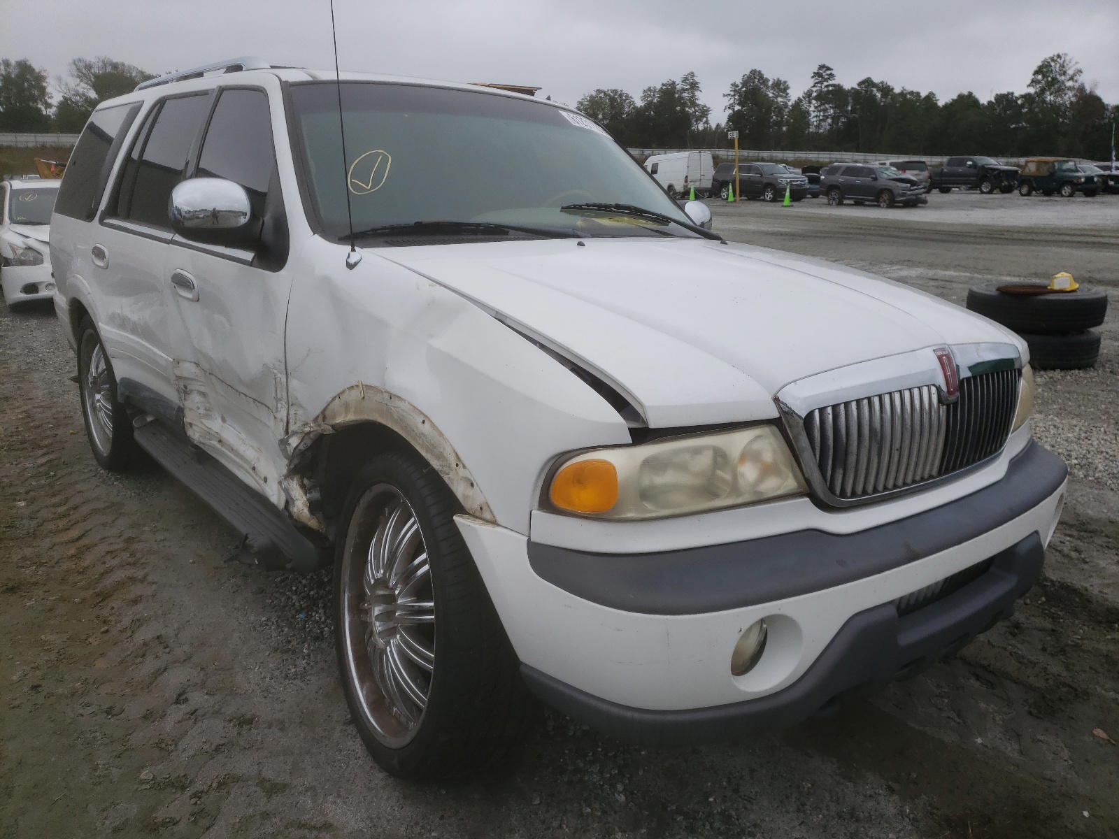 LINCOLN NAVIGATOR 1998 with VIN 5LMPU28L3WLJ42002 - Photo from auction