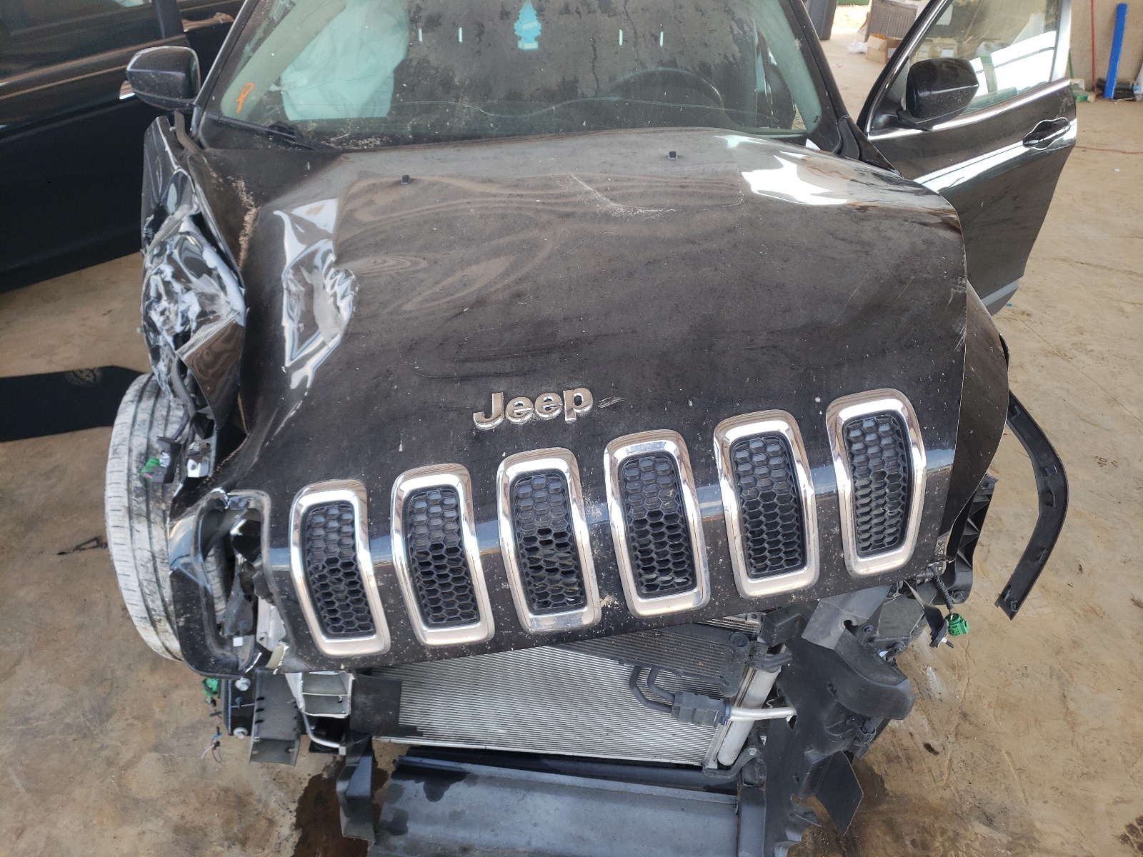 Photo 7 from auction – 2017 JEEP CHEROKEE L with VIN 1C4PJLCB1HW640401