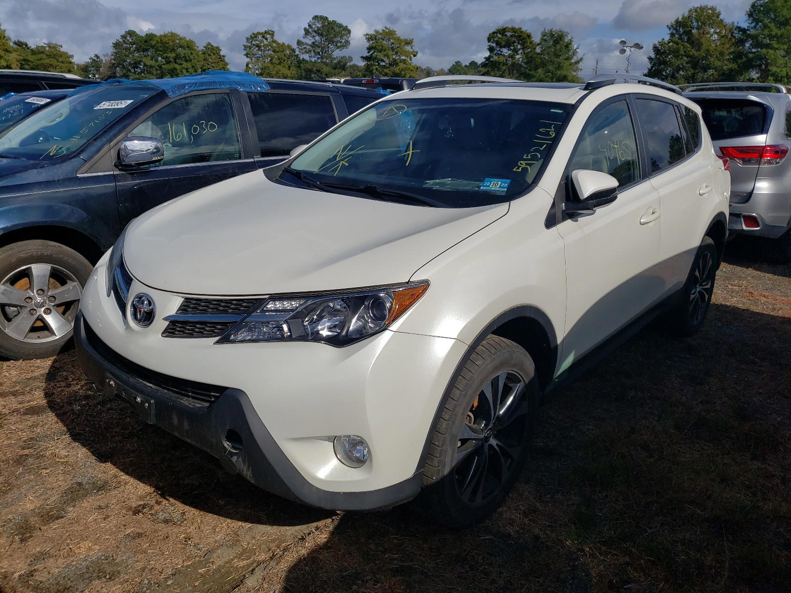 Photo 2 from auction – 2015 TOYOTA RAV4 LIMIT with VIN JTMDFREV9FD162719
