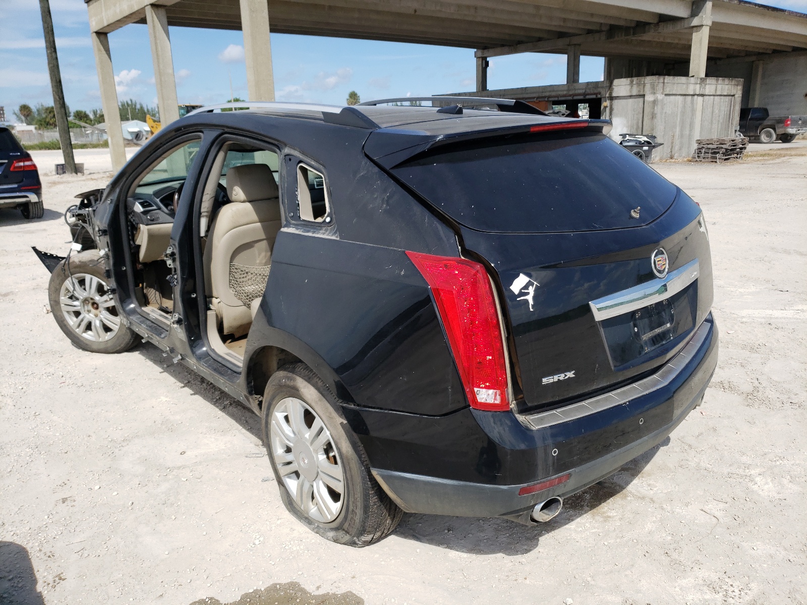 Photo 3 from auction – 2011 CADILLAC SRX LUXURY with VIN 3GYFNAEY5BS587348