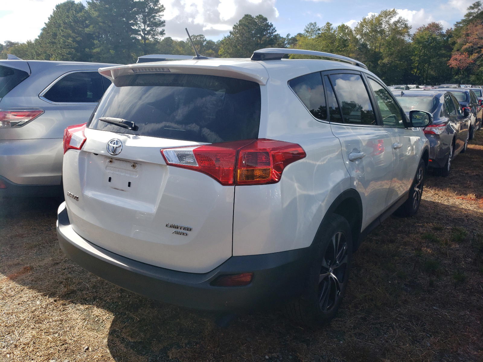 Photo 4 from auction – 2015 TOYOTA RAV4 LIMIT with VIN JTMDFREV9FD162719