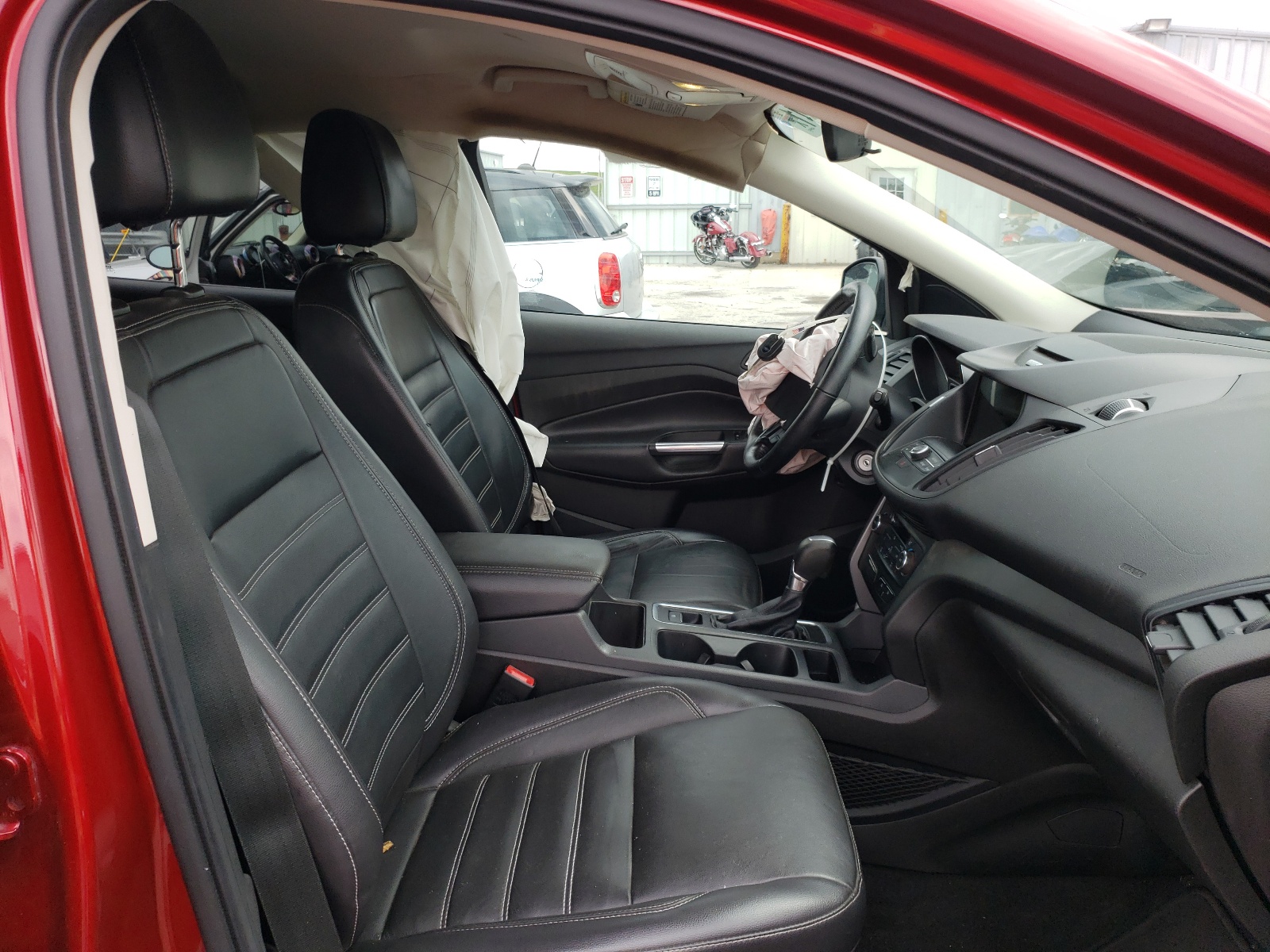 Photo 5 from auction – 2017 FORD ESCAPE SE with VIN 1FMCU9GD1HUA16156