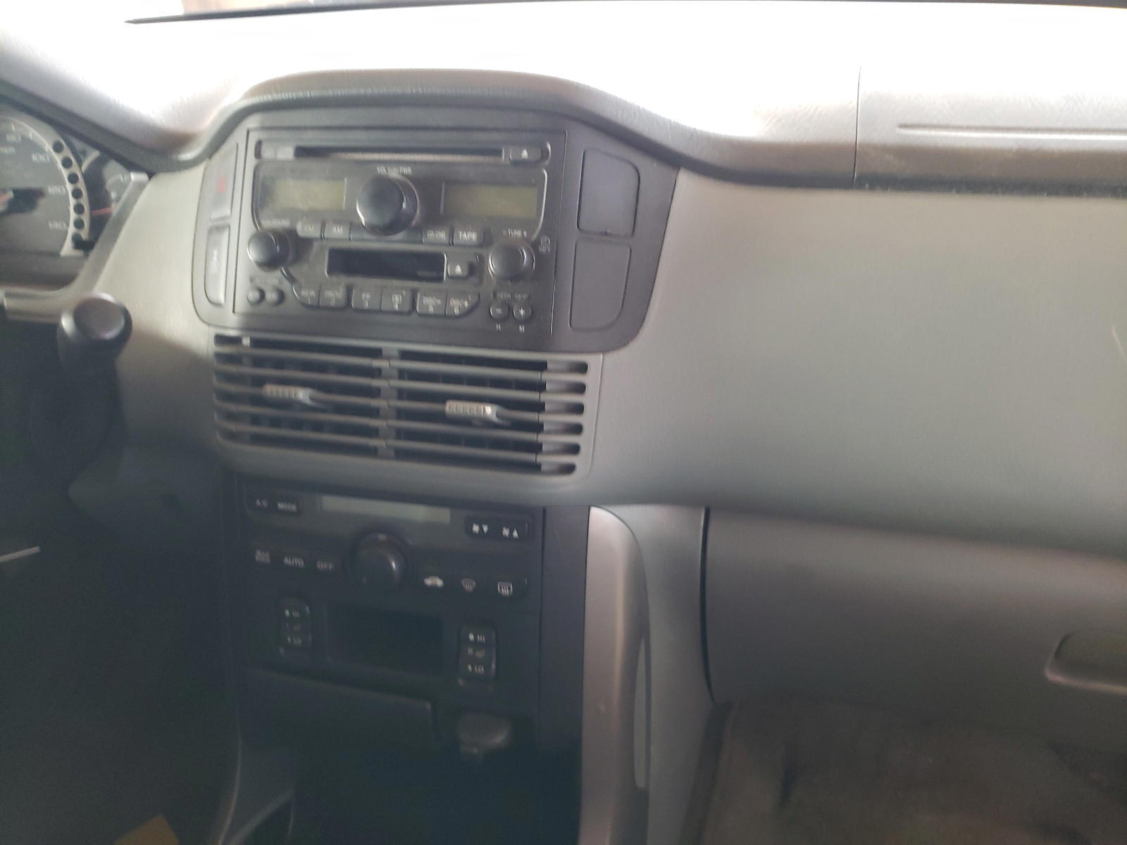 Photo 9 from auction – 2004 HONDA PILOT EXL with VIN 2HKYF18574H554135