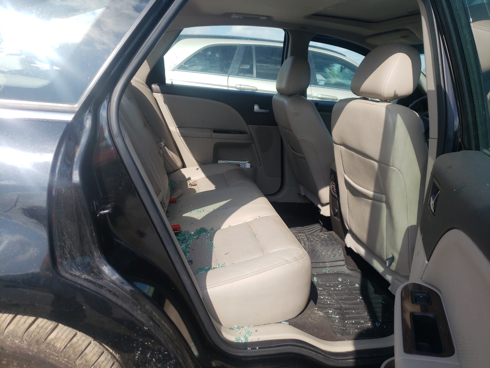 Photo 6 from auction – 2009 FORD TAURUS LIM with VIN 1FAHP25W39G114527