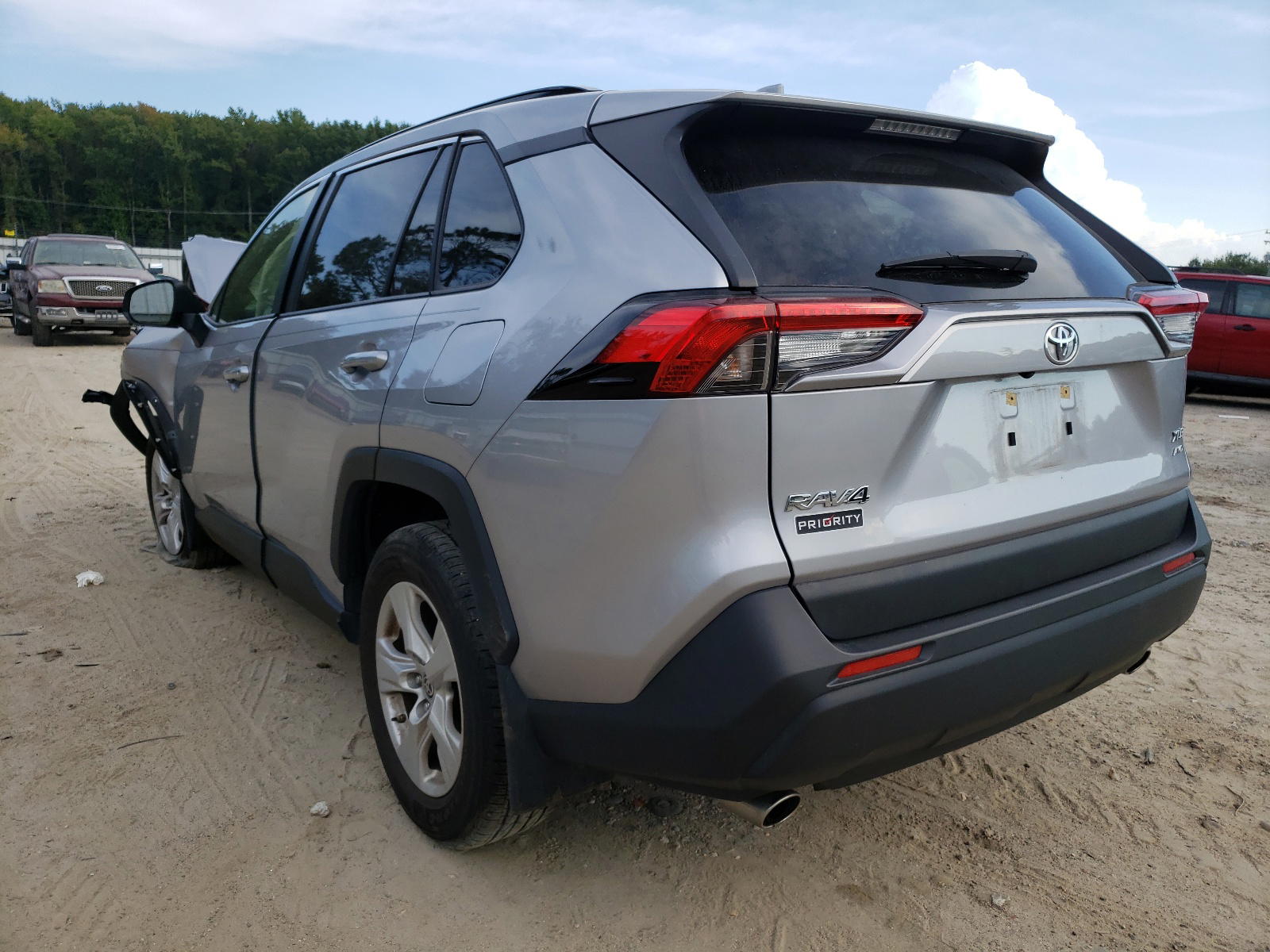 Photo 3 from auction – 2019 TOYOTA RAV4 XLE with VIN JTMP1RFV5KD044557