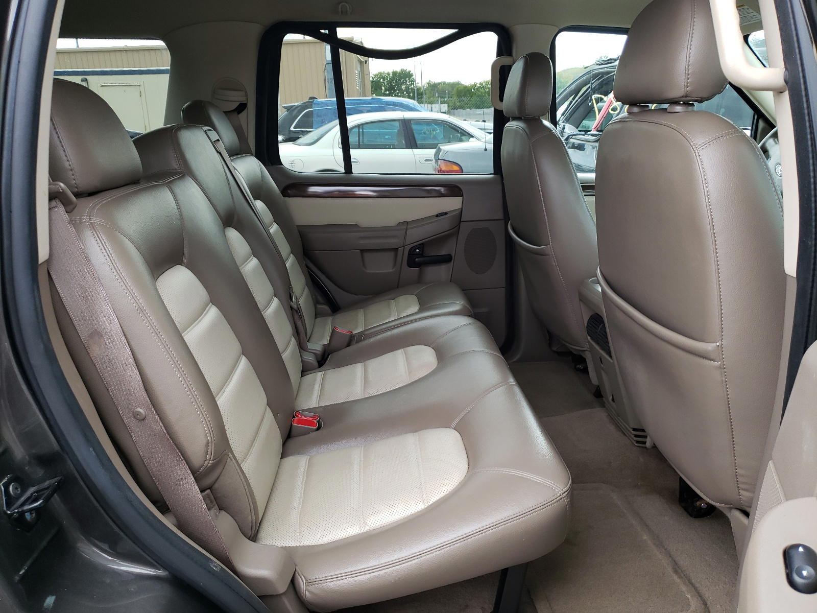 Photo 6 from auction – 2005 FORD EXPLORER E with VIN 1FMZU74W45UB37103