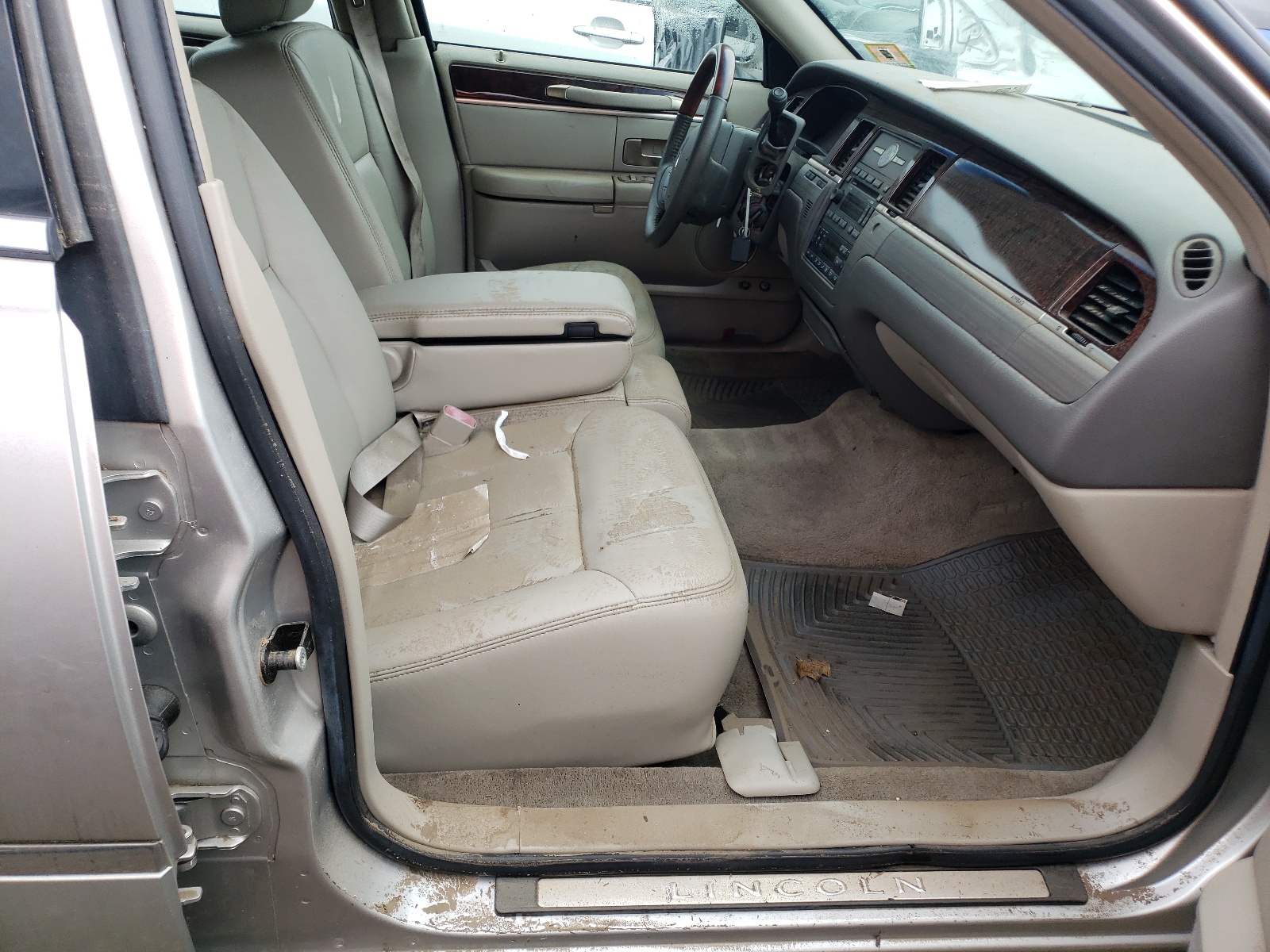 Photo 5 from auction – 2009 LINCOLN TOWN CAR S with VIN 2LNHM82V69X633482