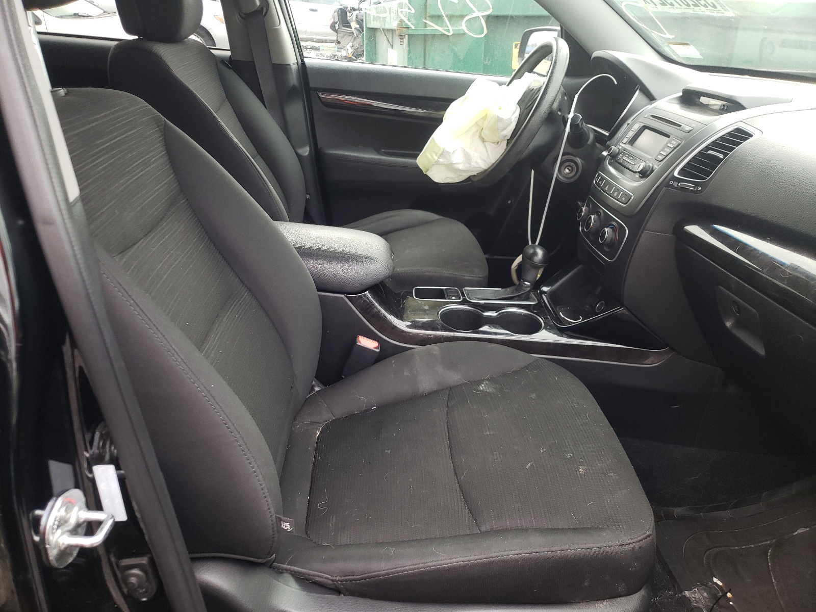 Photo 5 from auction – 2014 KIA SORENTO LX with VIN 5XYKTCA61EG525817