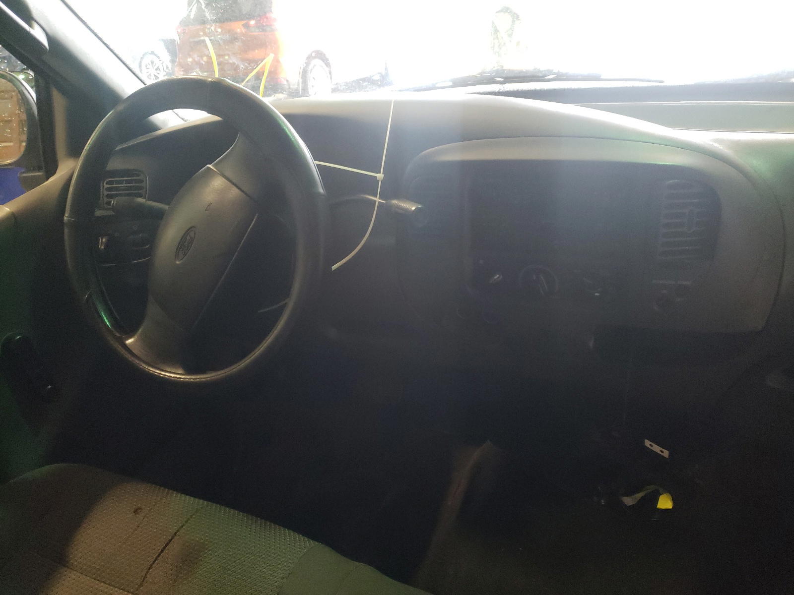 Photo 9 from auction – 2002 FORD F150 with VIN 1FTRF172X2NB39903