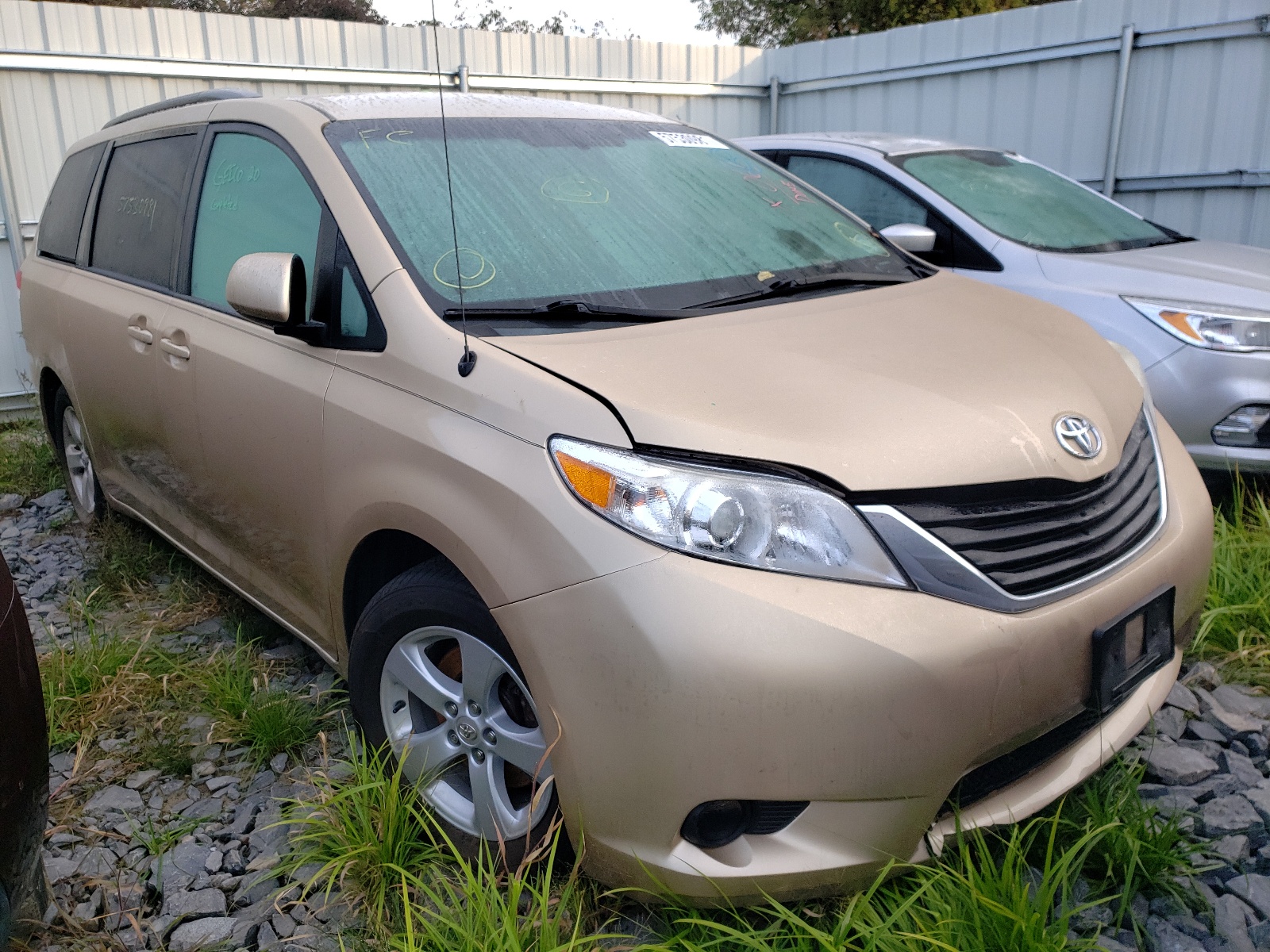 Photo 1 from auction – 2014 TOYOTA SIENNA LE with VIN 5TDKK3DC1ES485813